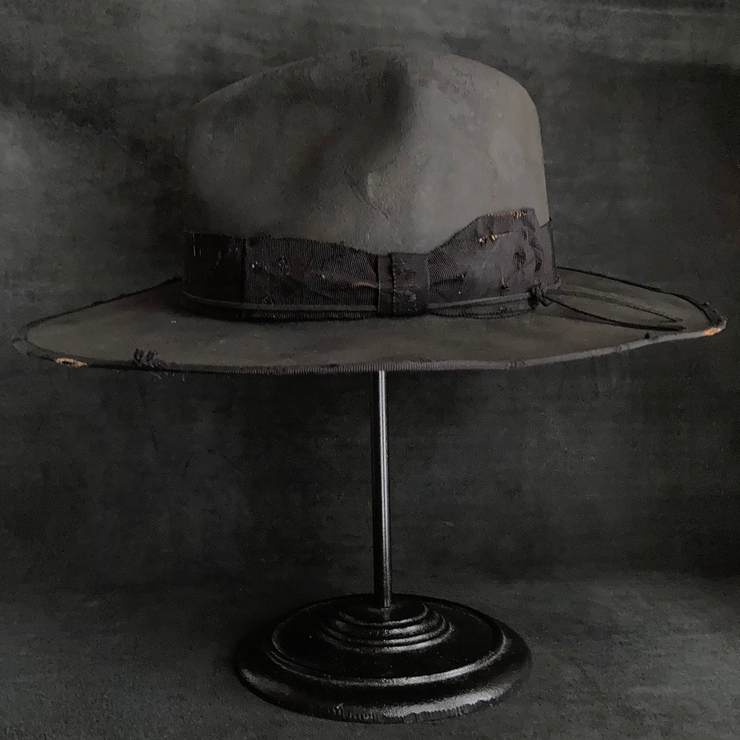 Charcoal damage grosgrain ribbon fedora hat