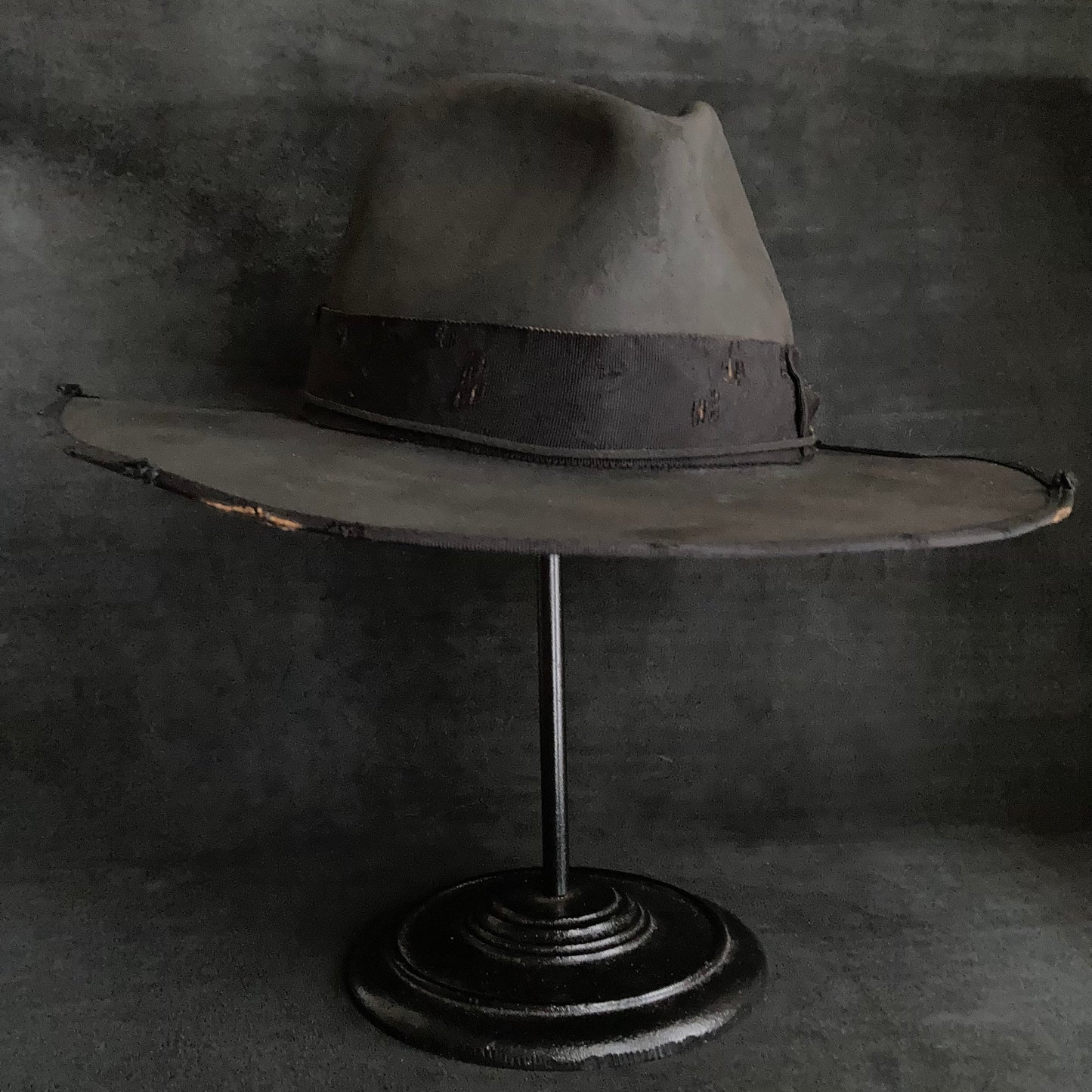 Charcoal damage grosgrain ribbon fedora hat