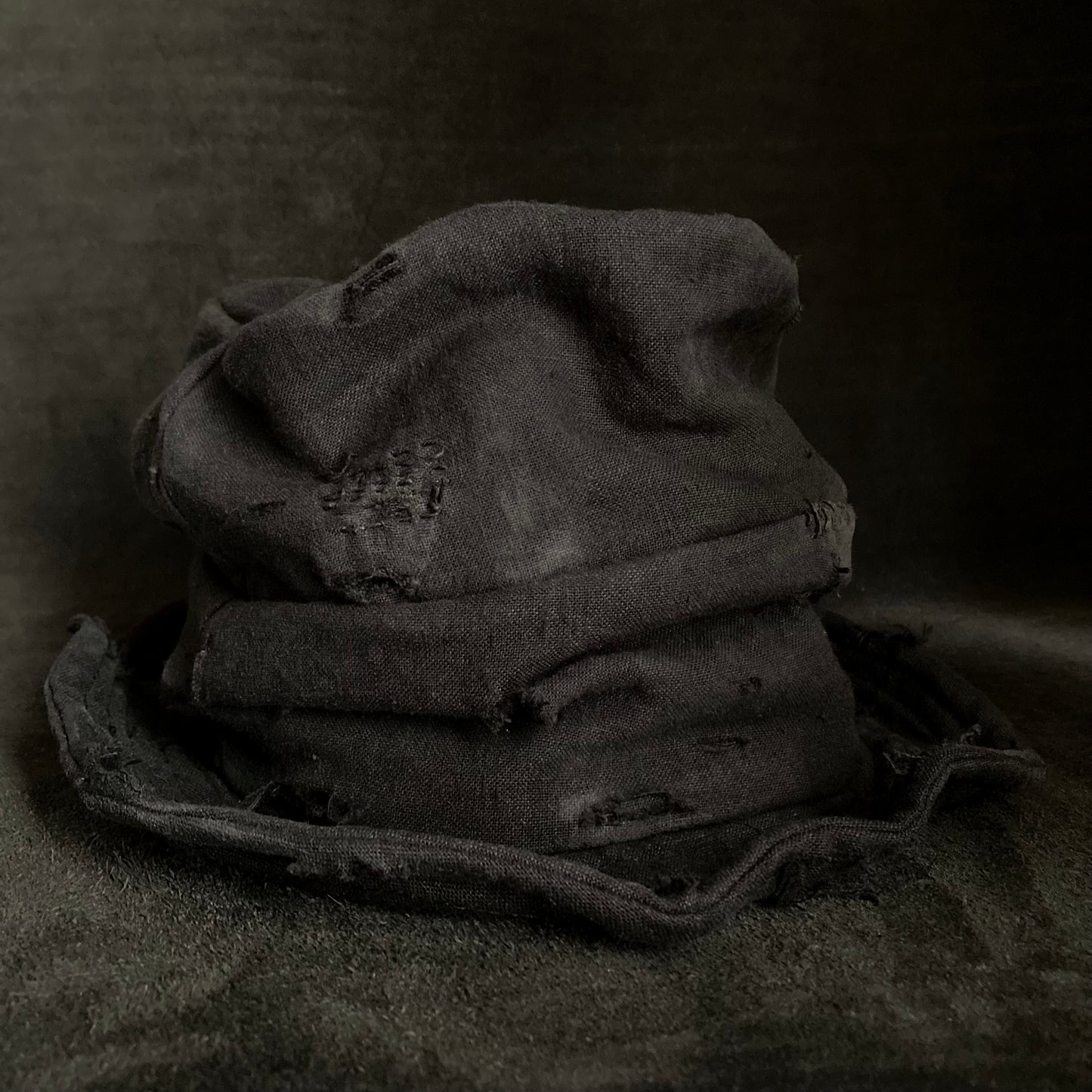 Black linen damage turn bucket hat