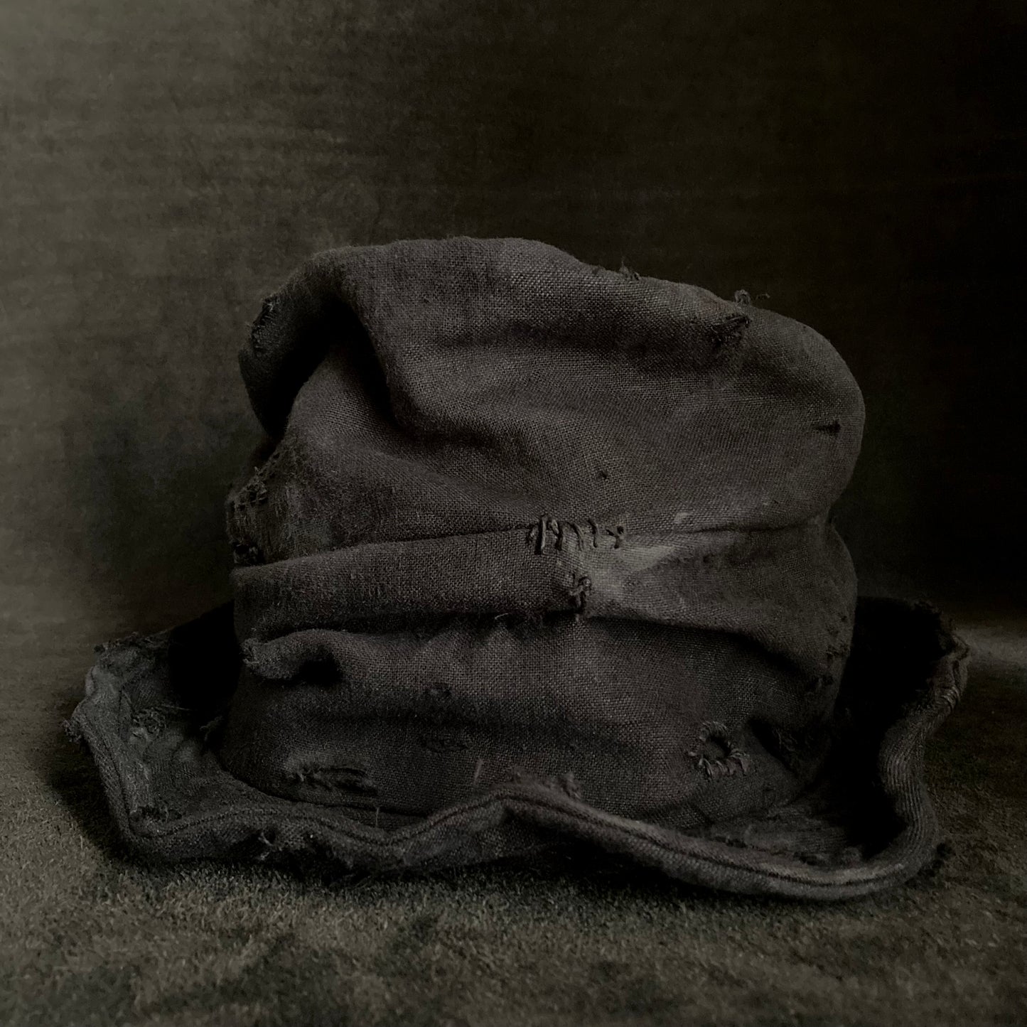 Black linen damage turn bucket hat