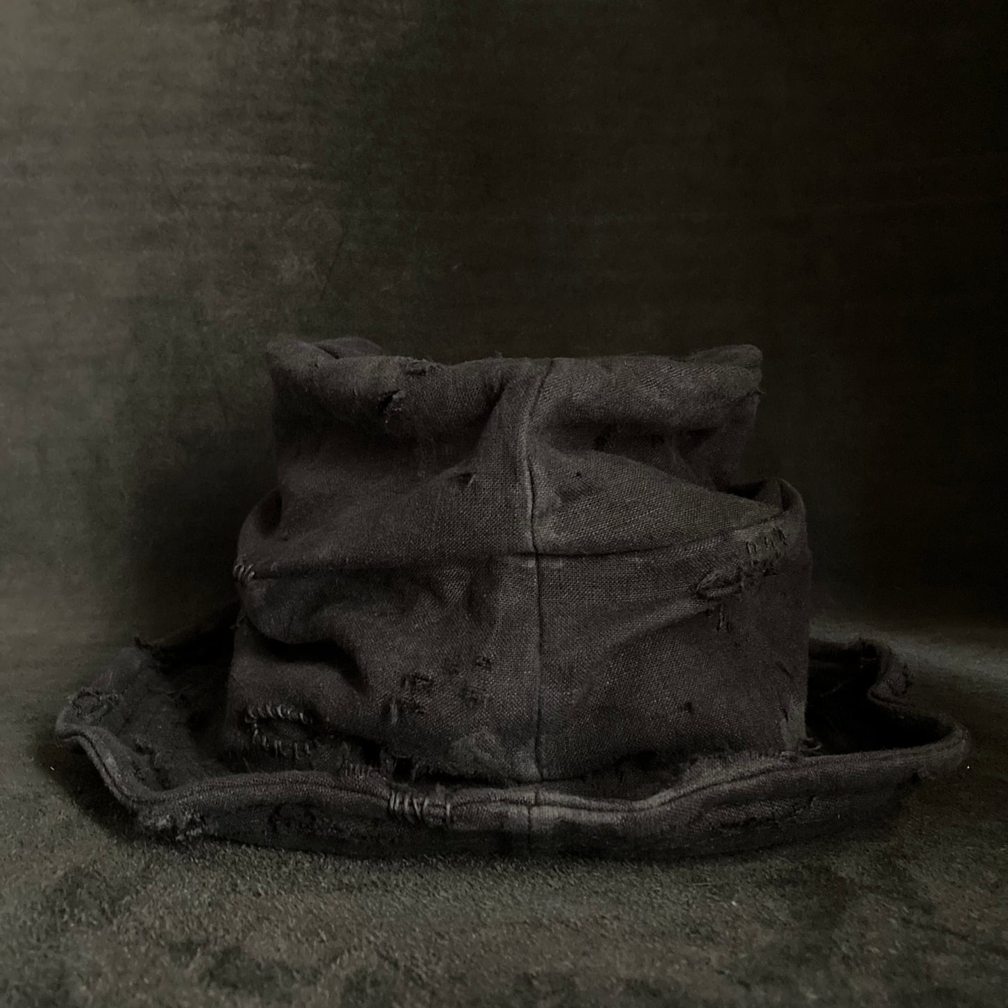 Black linen damage turn bucket hat
