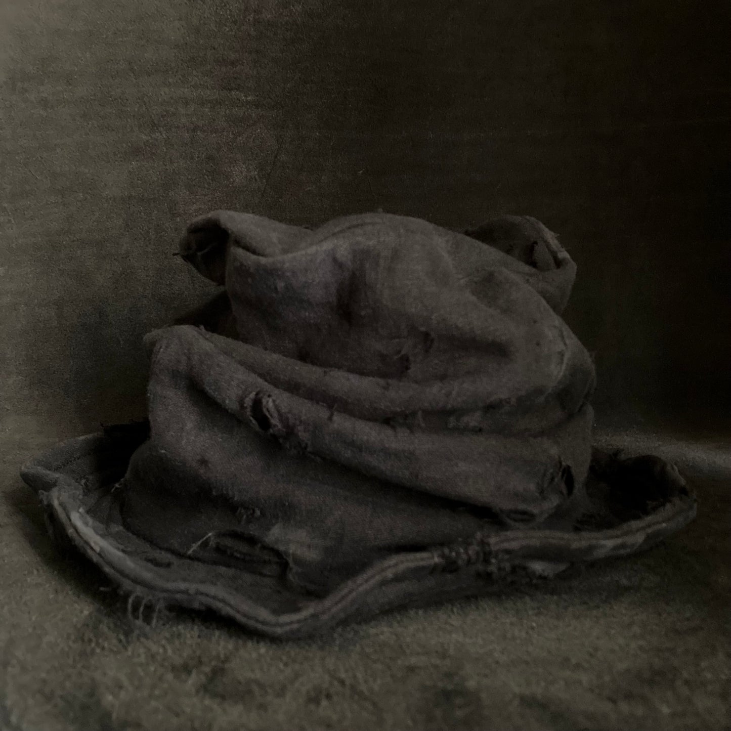 Black linen damage turn bucket hat