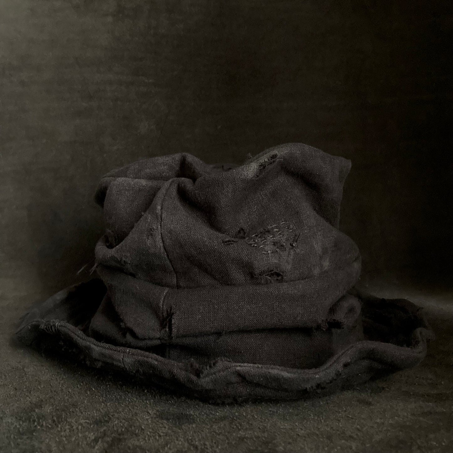 Black linen damage turn bucket hat