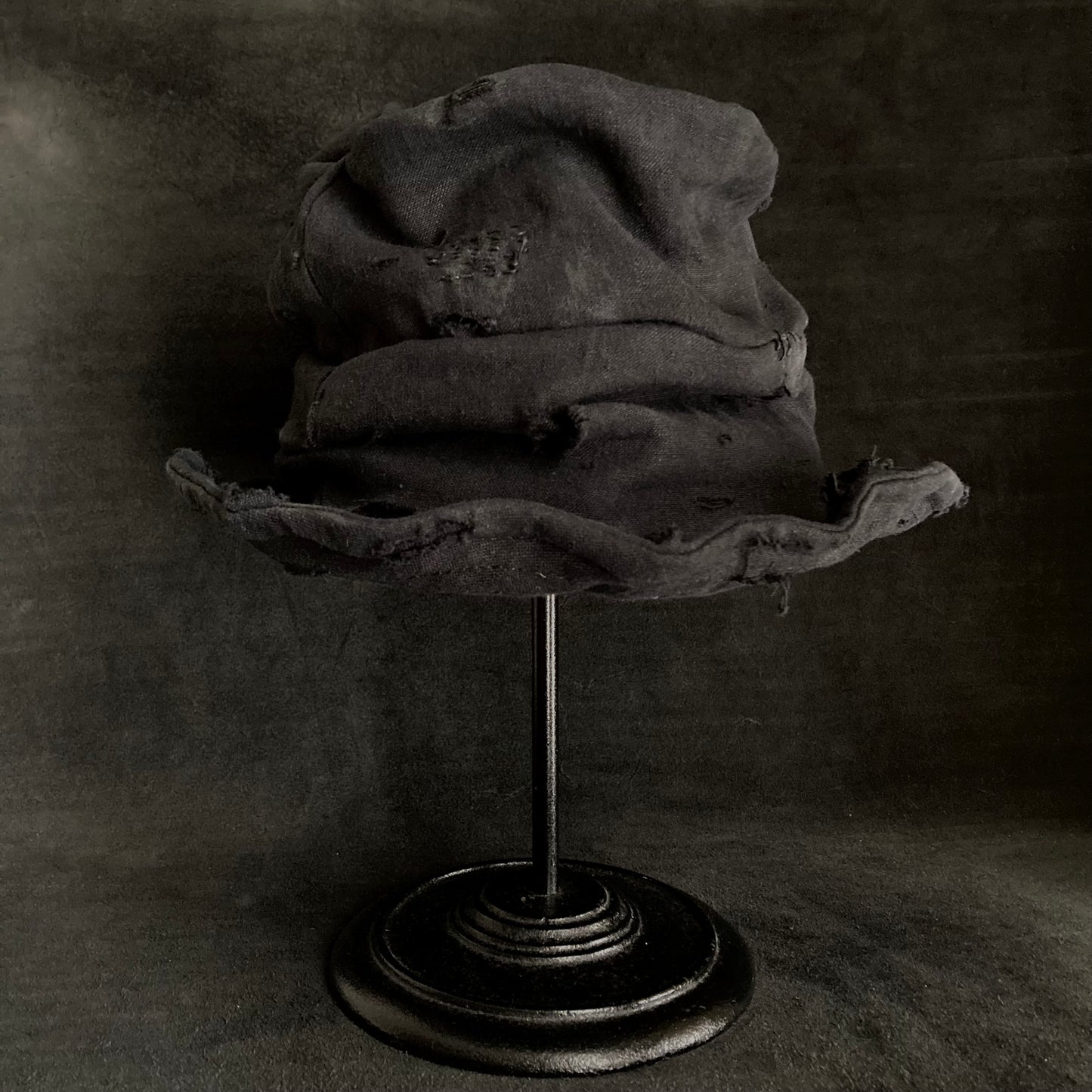 Black linen damage turn bucket hat