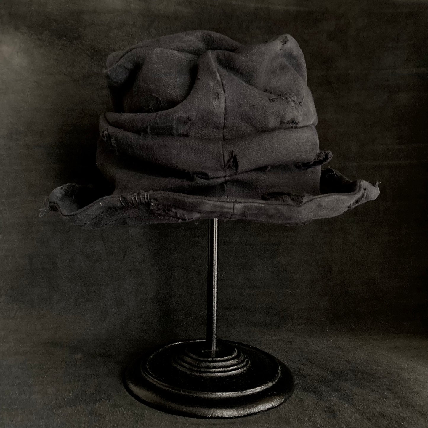Black linen damage turn bucket hat