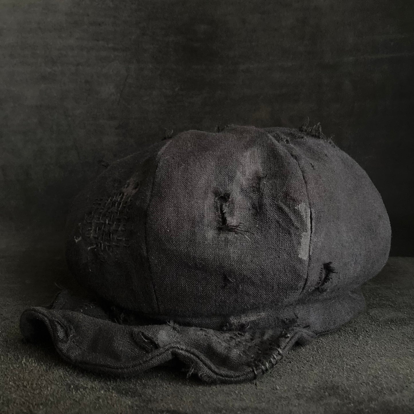 Black linen damage casquette (brim core)