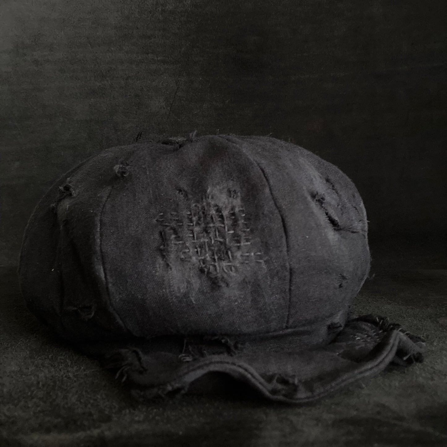 Black linen damage casquette (brim core)