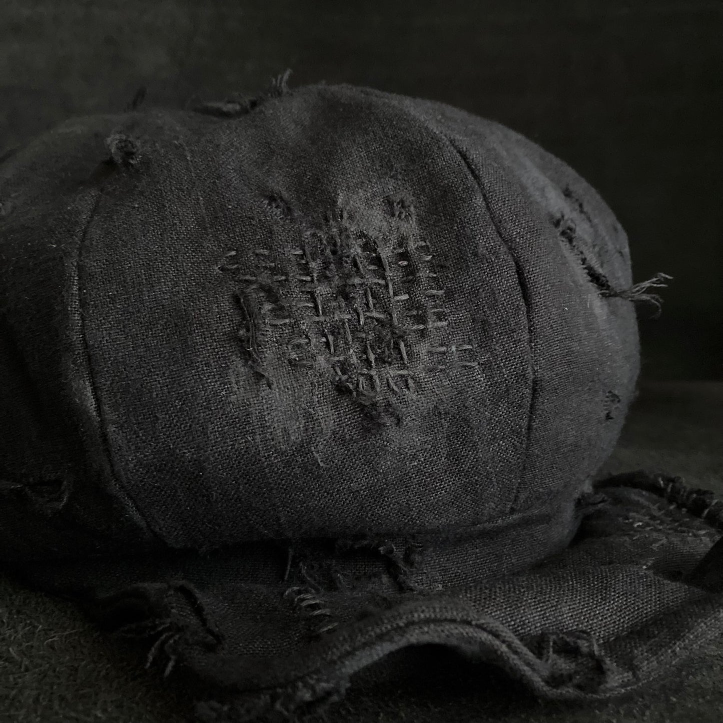 Black linen damage casquette (brim core)