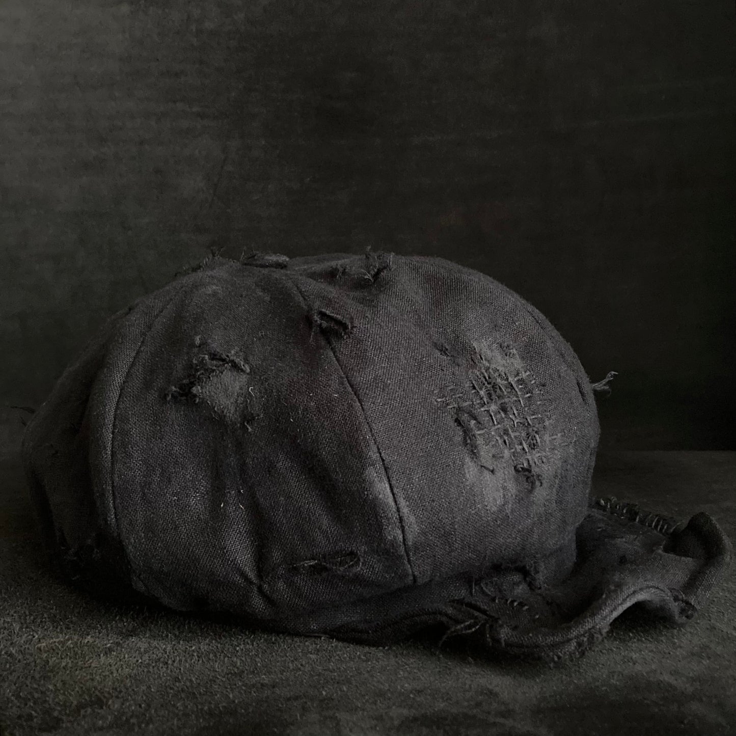 Black linen damage casquette (brim core)