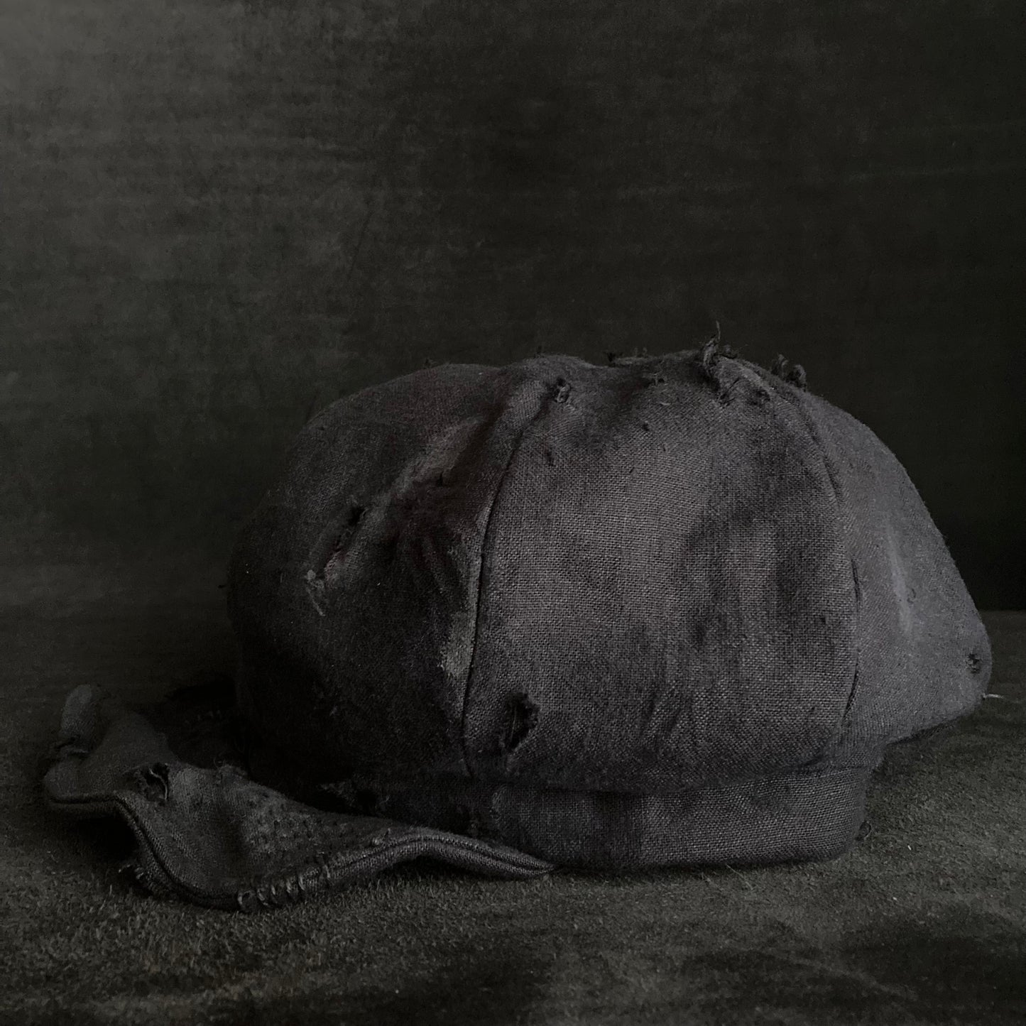Black linen damage casquette (brim core)