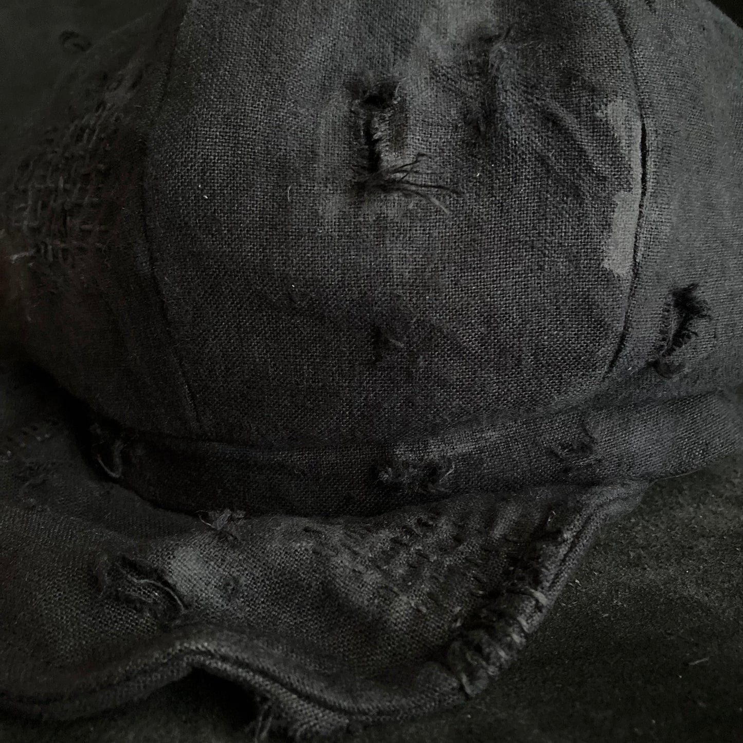Black linen damage casquette (brim core)