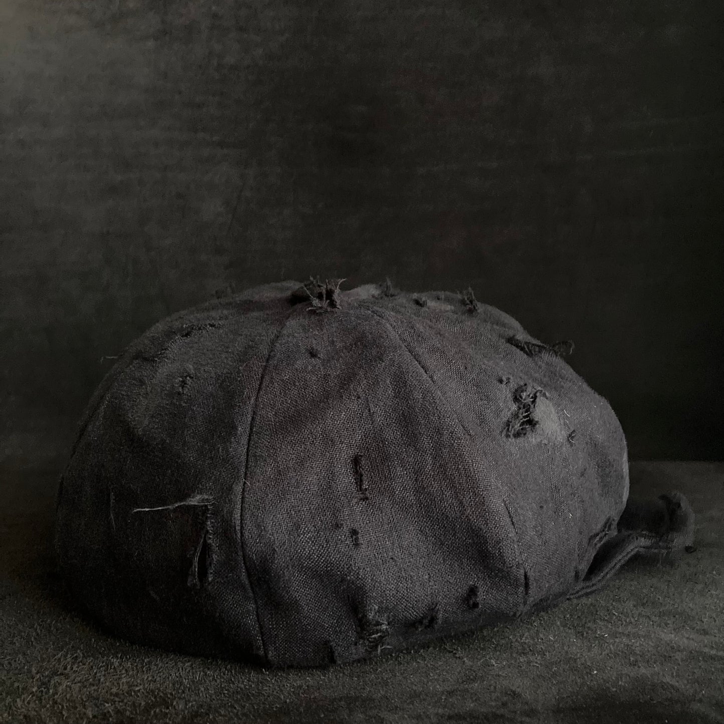 Black linen damage casquette (brim core)