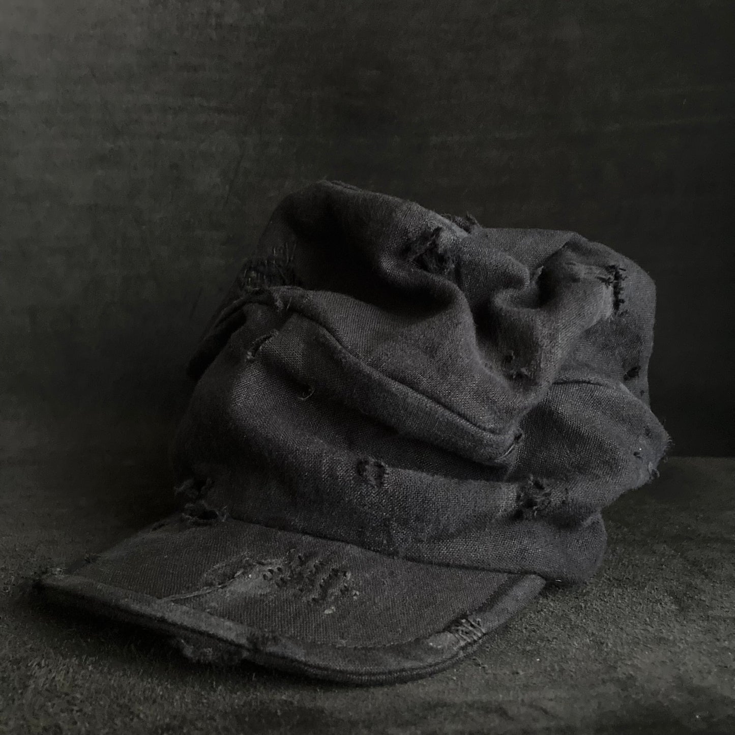 Black linen damage stitch turn cap (brim core)