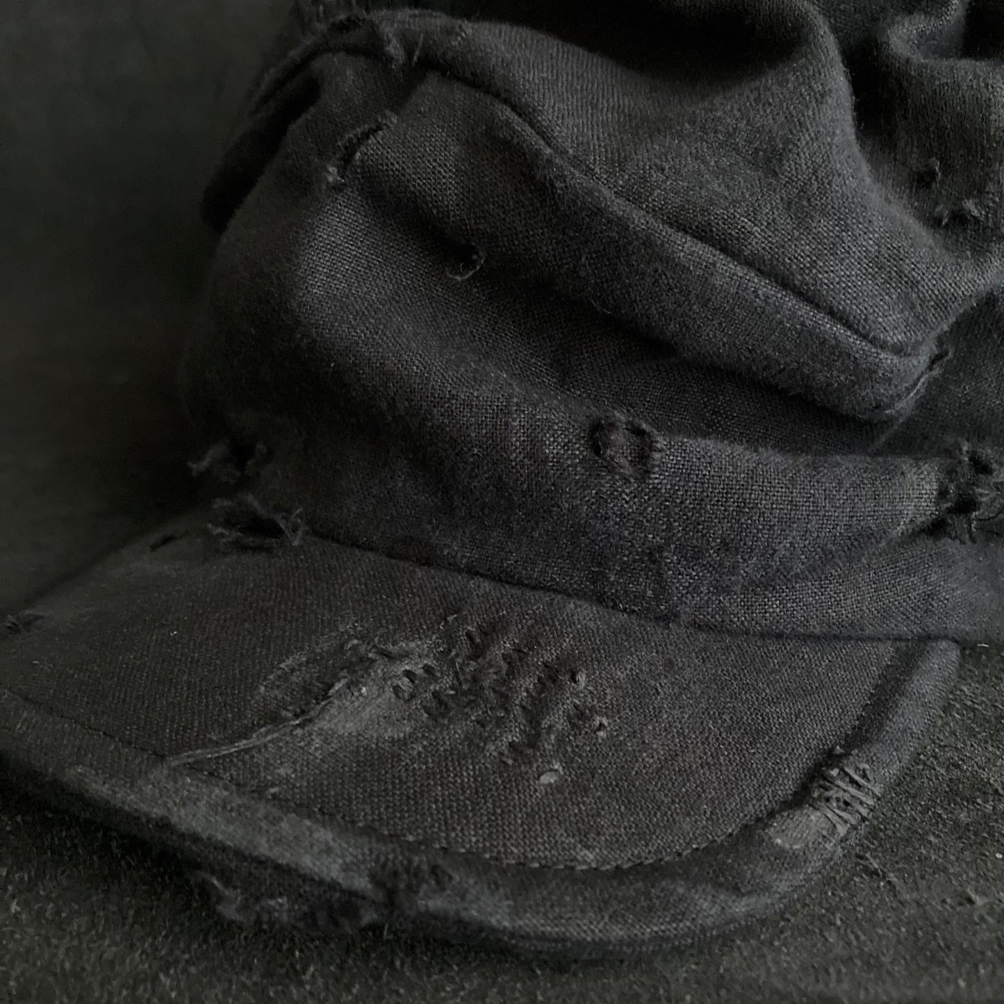 Black linen damage stitch turn cap (brim core)