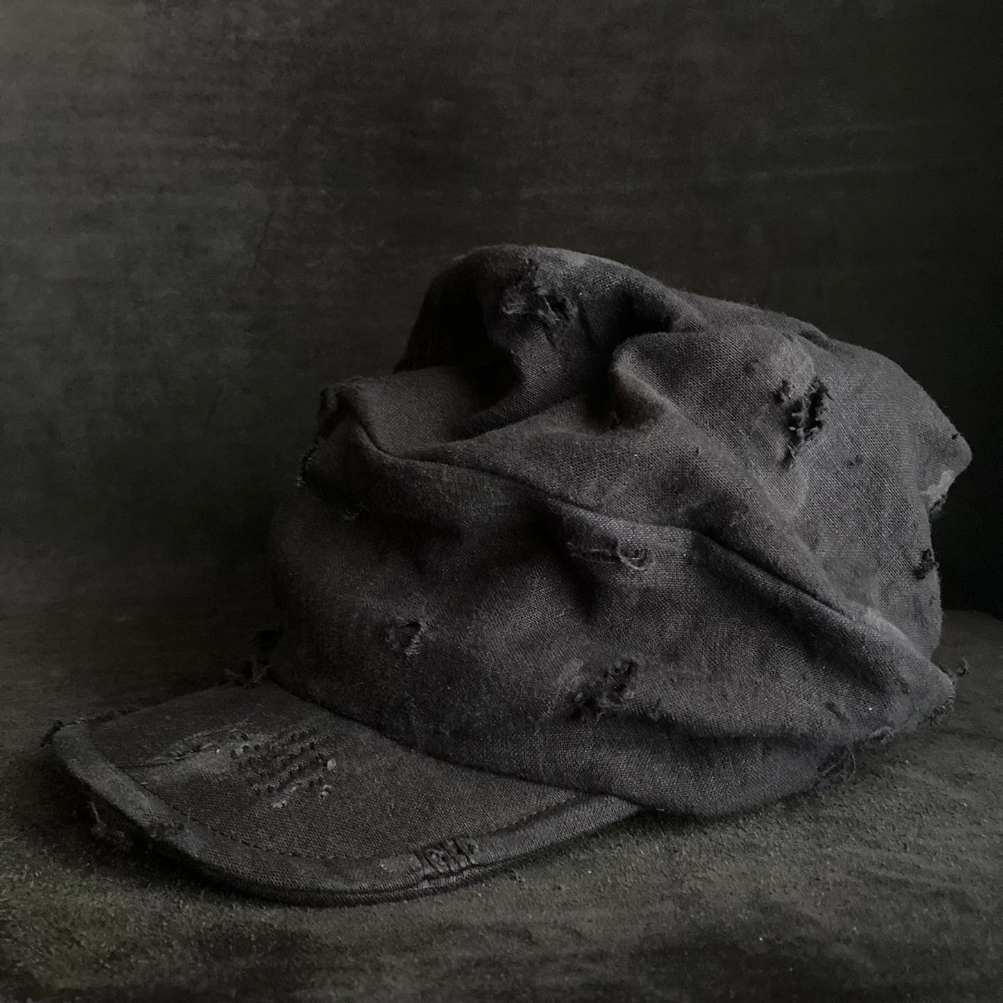 Black linen damage stitch turn cap (brim core)