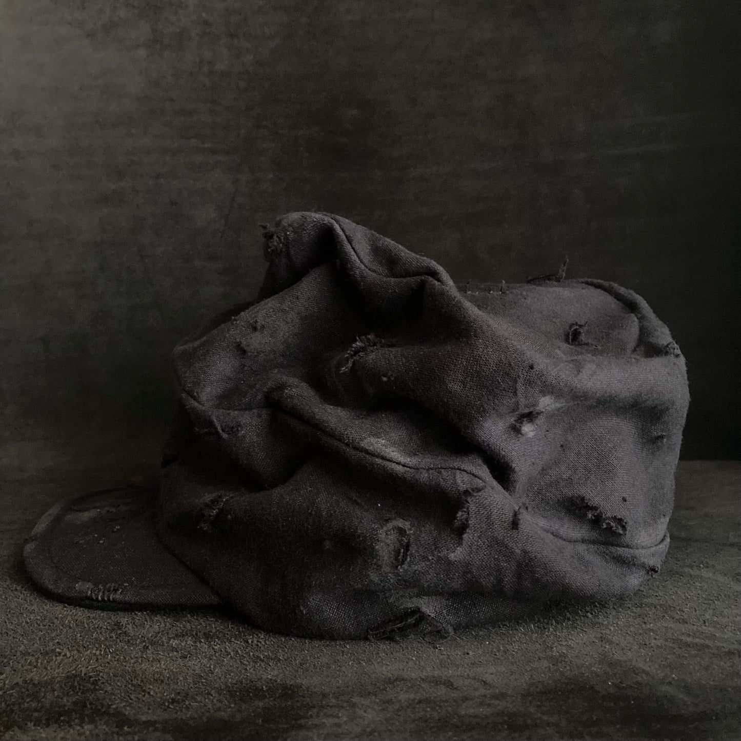 Black linen damage stitch turn cap (brim core)