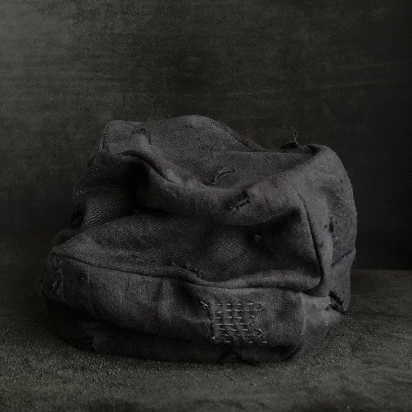 Black linen damage stitch turn cap (brim core)