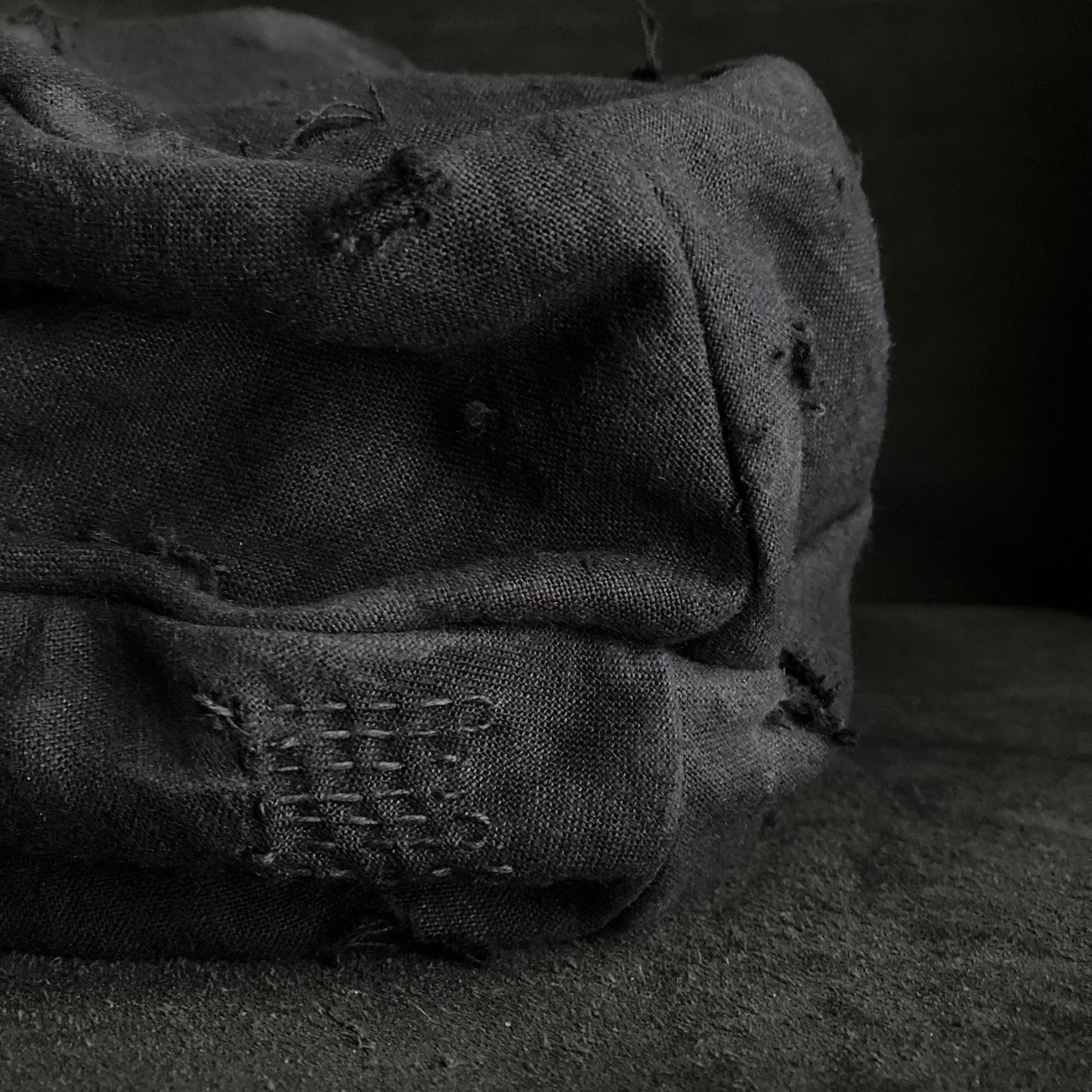 Black linen damage stitch turn cap (brim core)