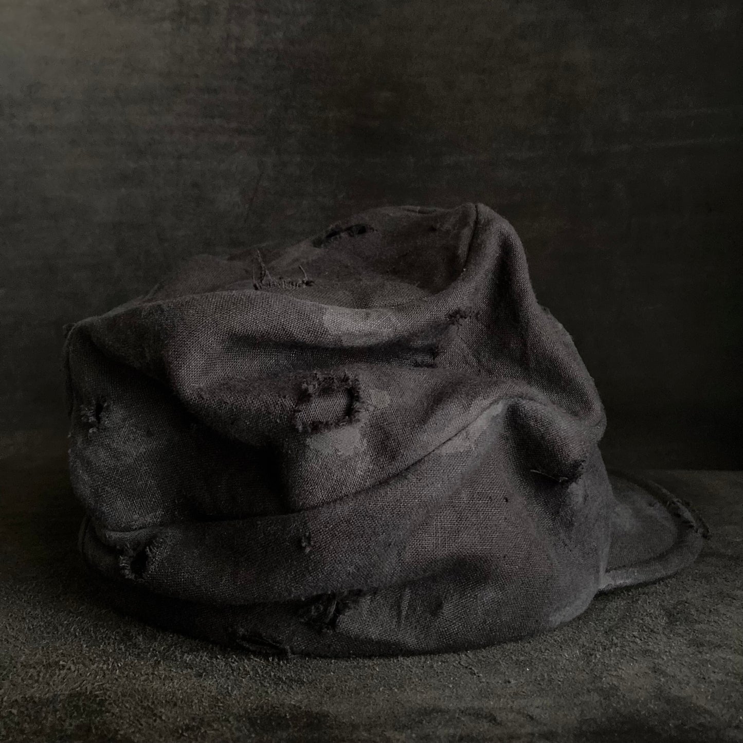 Black linen damage stitch turn cap (brim core)