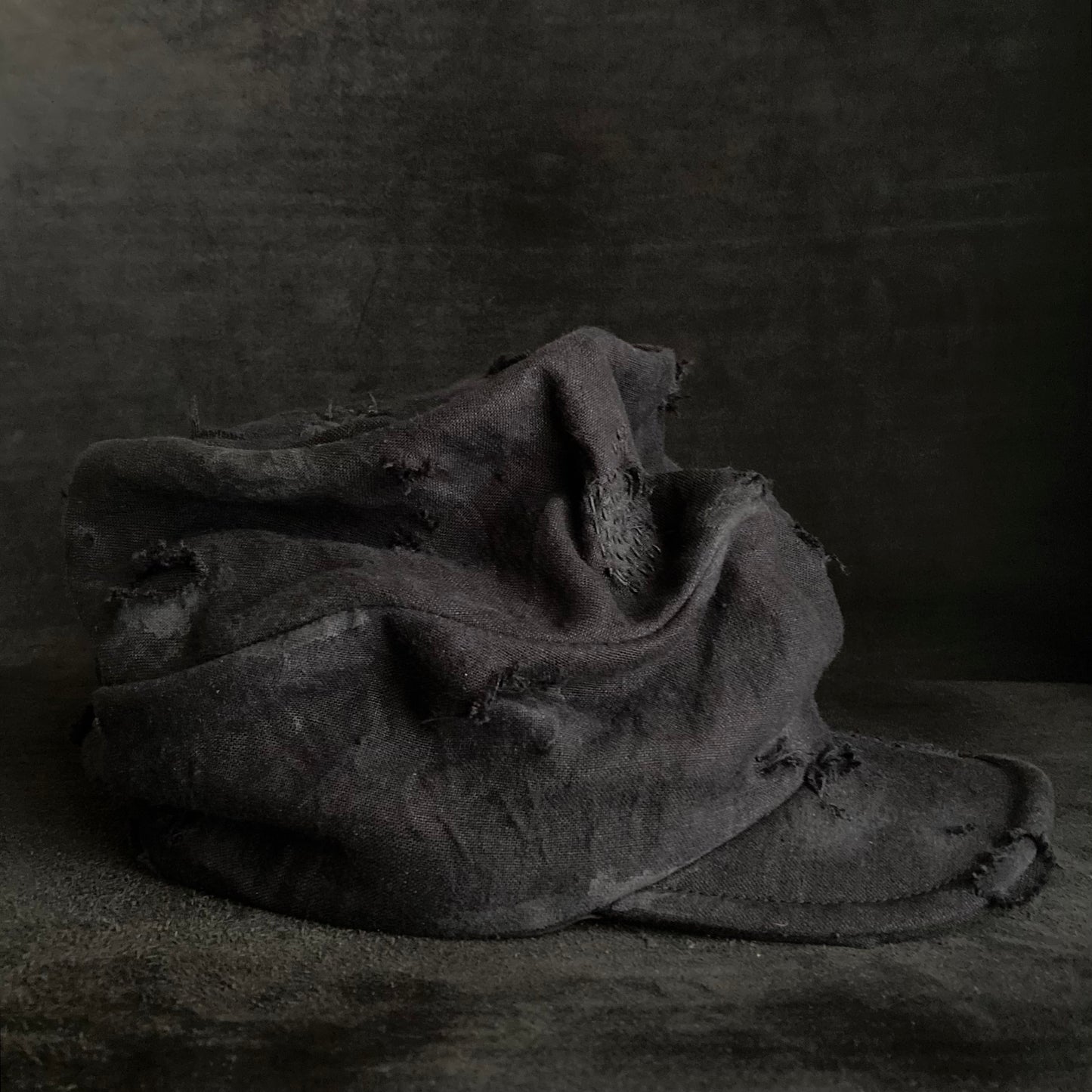 Black linen damage stitch turn cap (brim core)