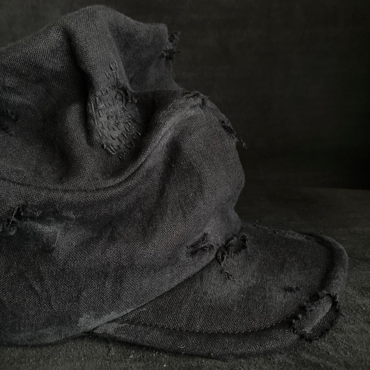 Black linen damage stitch turn cap (brim core)