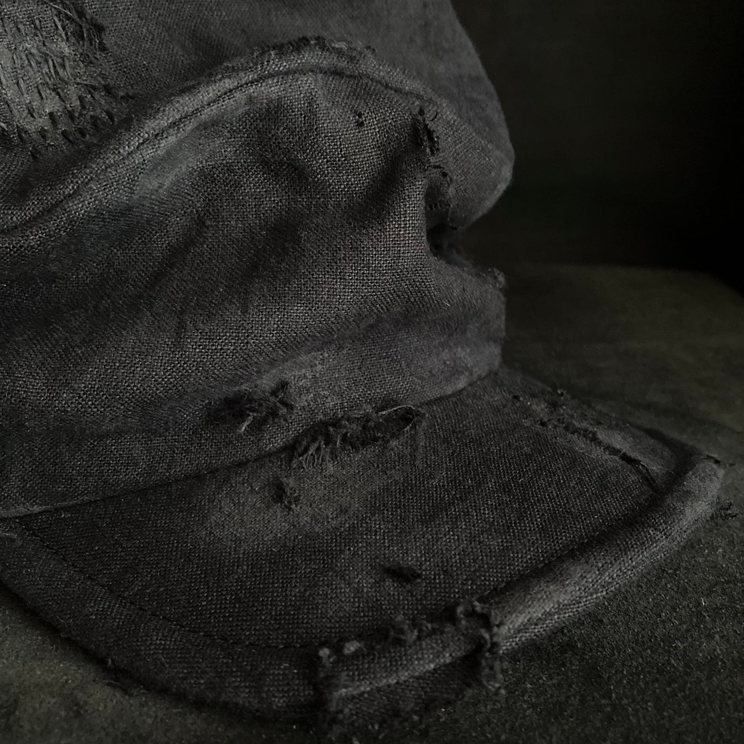 Black linen damage stitch turn cap (brim core)