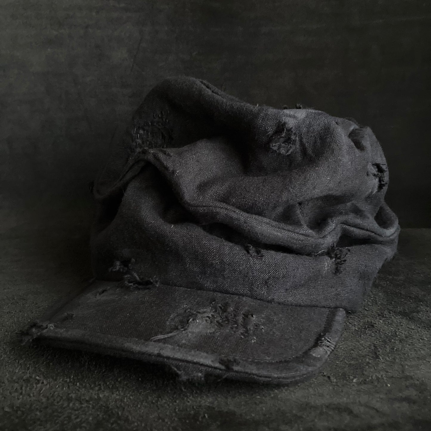 Black linen damage stitch turn cap (brim core)