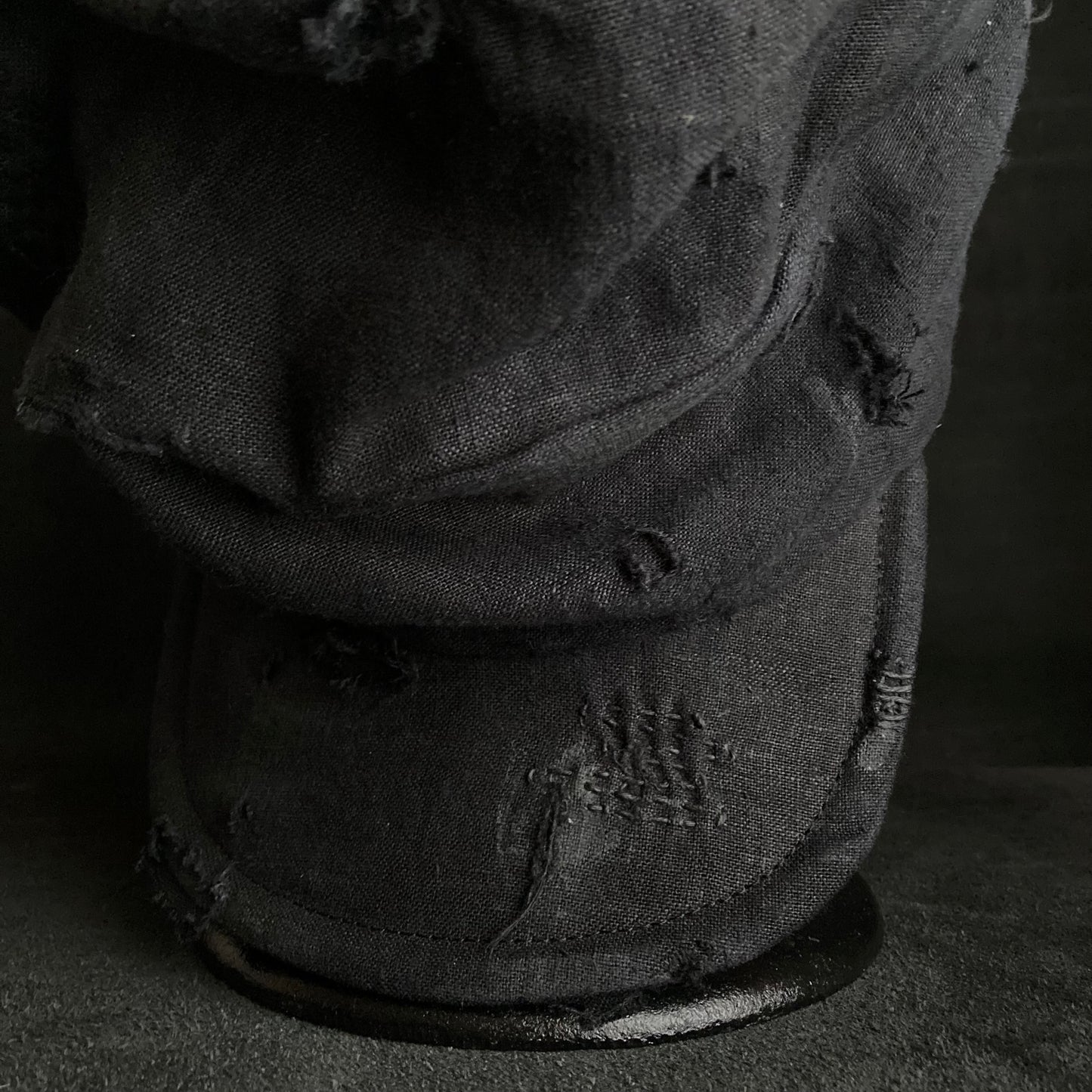 Black linen damage stitch turn cap (brim core)
