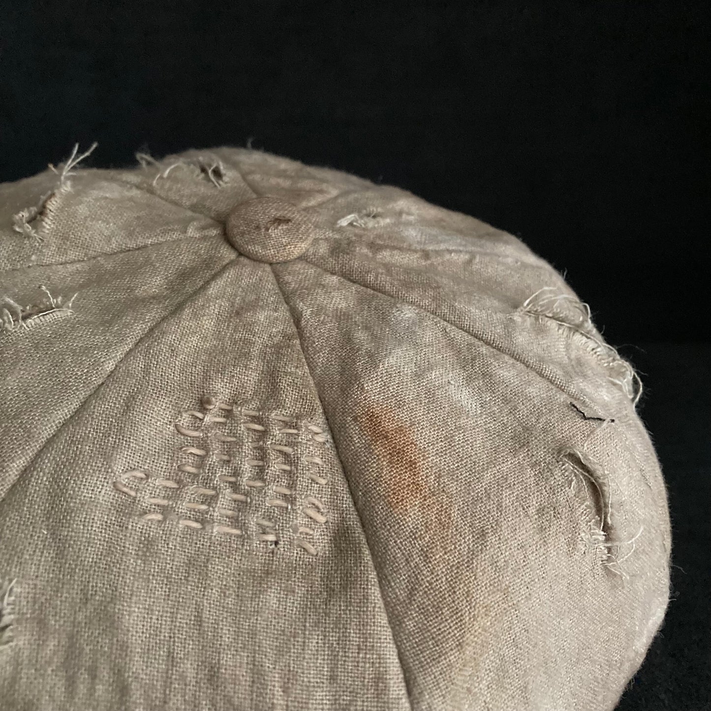 Sand tatters damage linen casquette