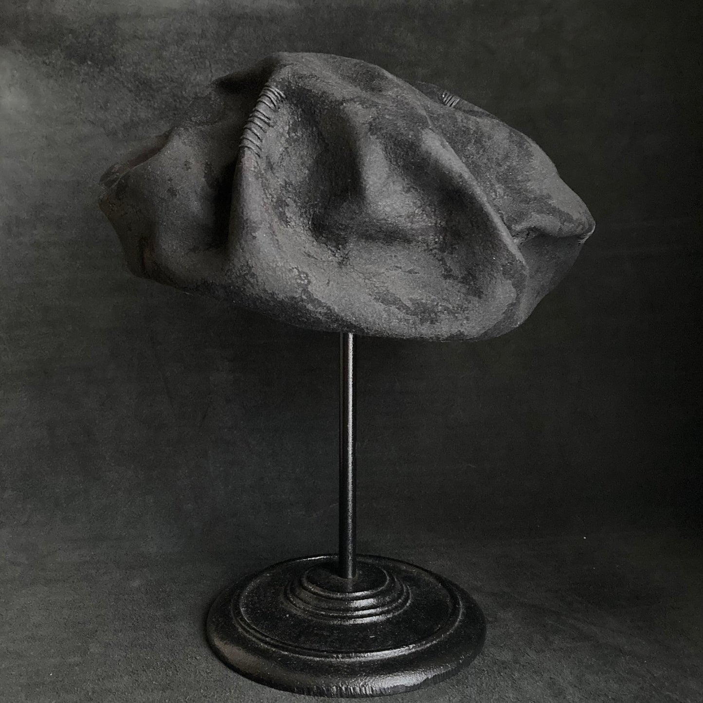 Charcoal bumpy rock beret