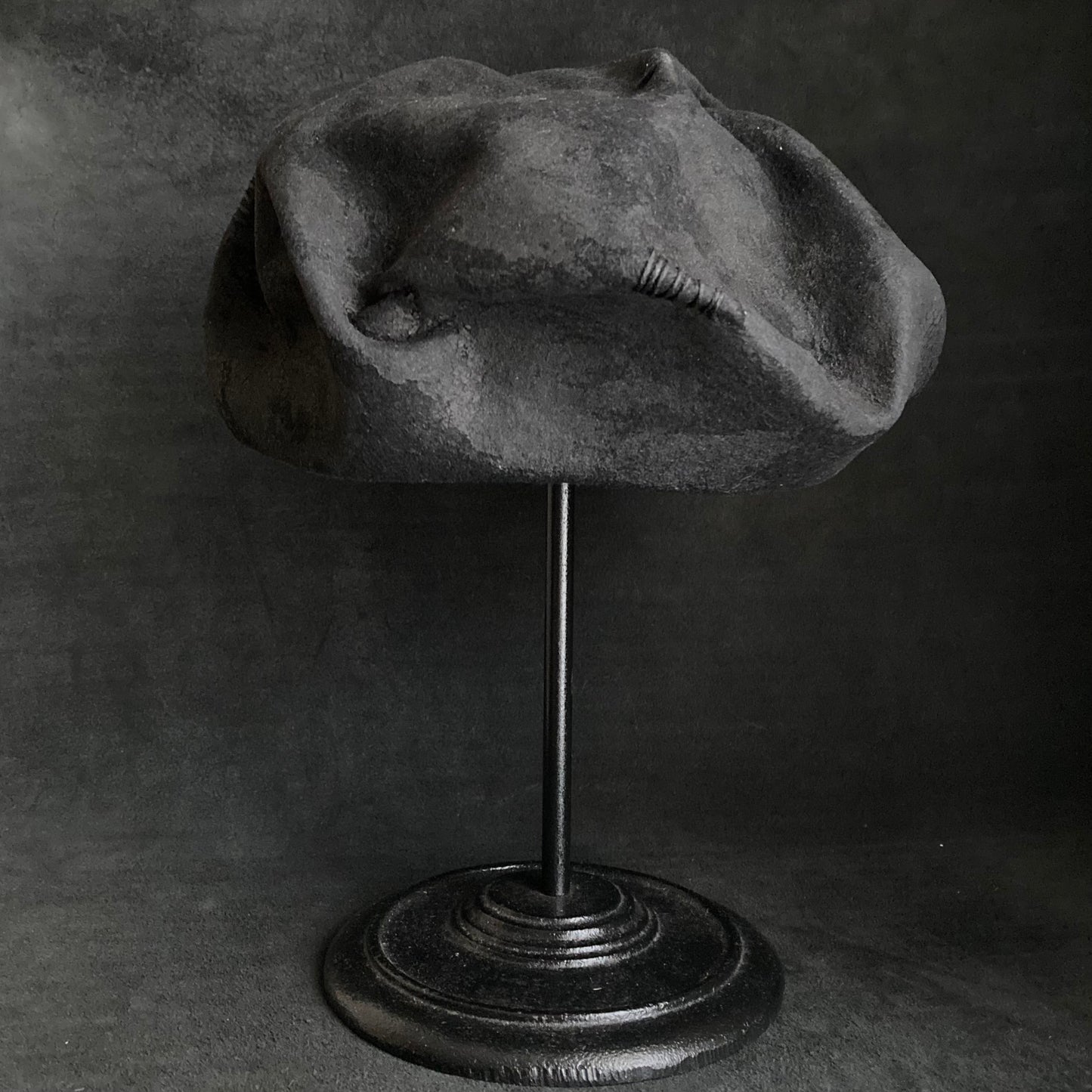 Charcoal bumpy rock beret