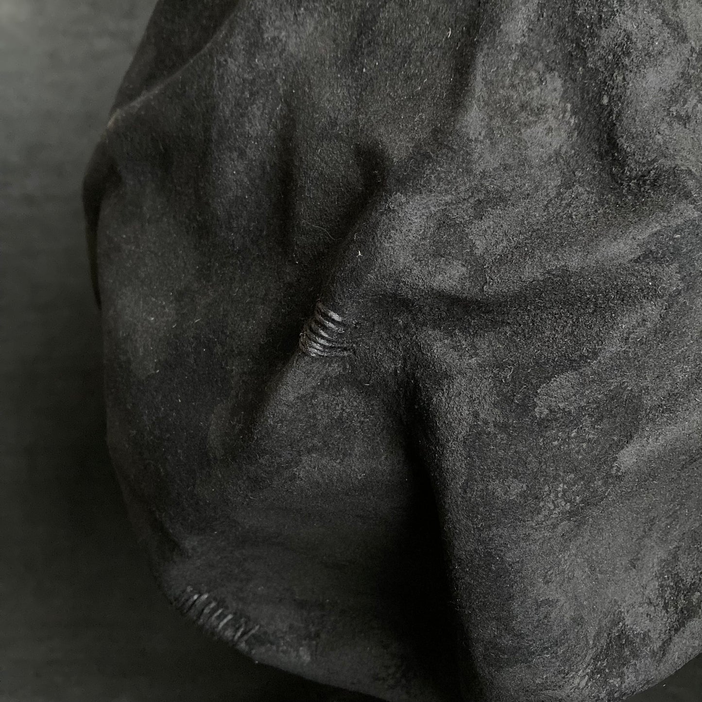 Charcoal bumpy rock beret