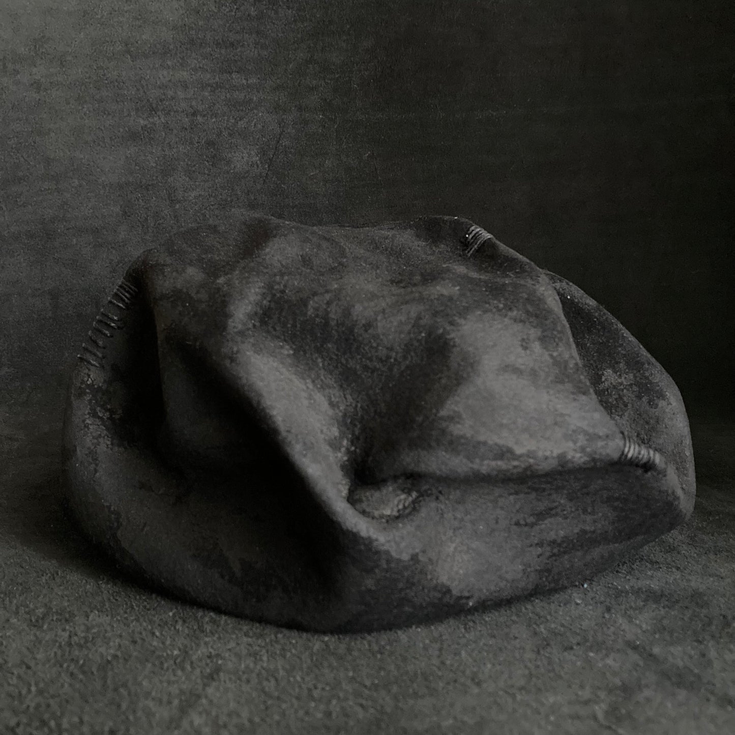 Charcoal bumpy rock beret