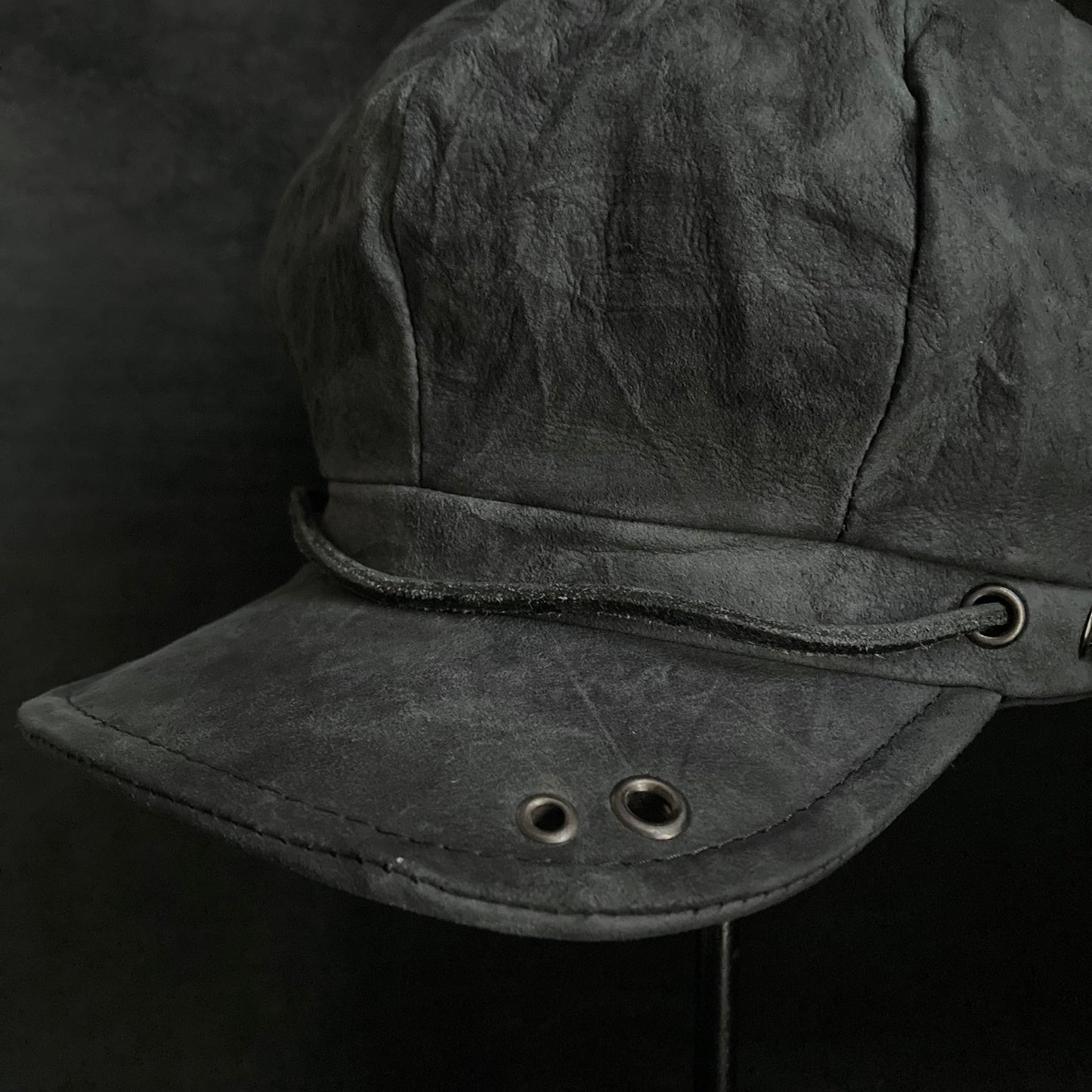 Uneven dark seabed leather cap