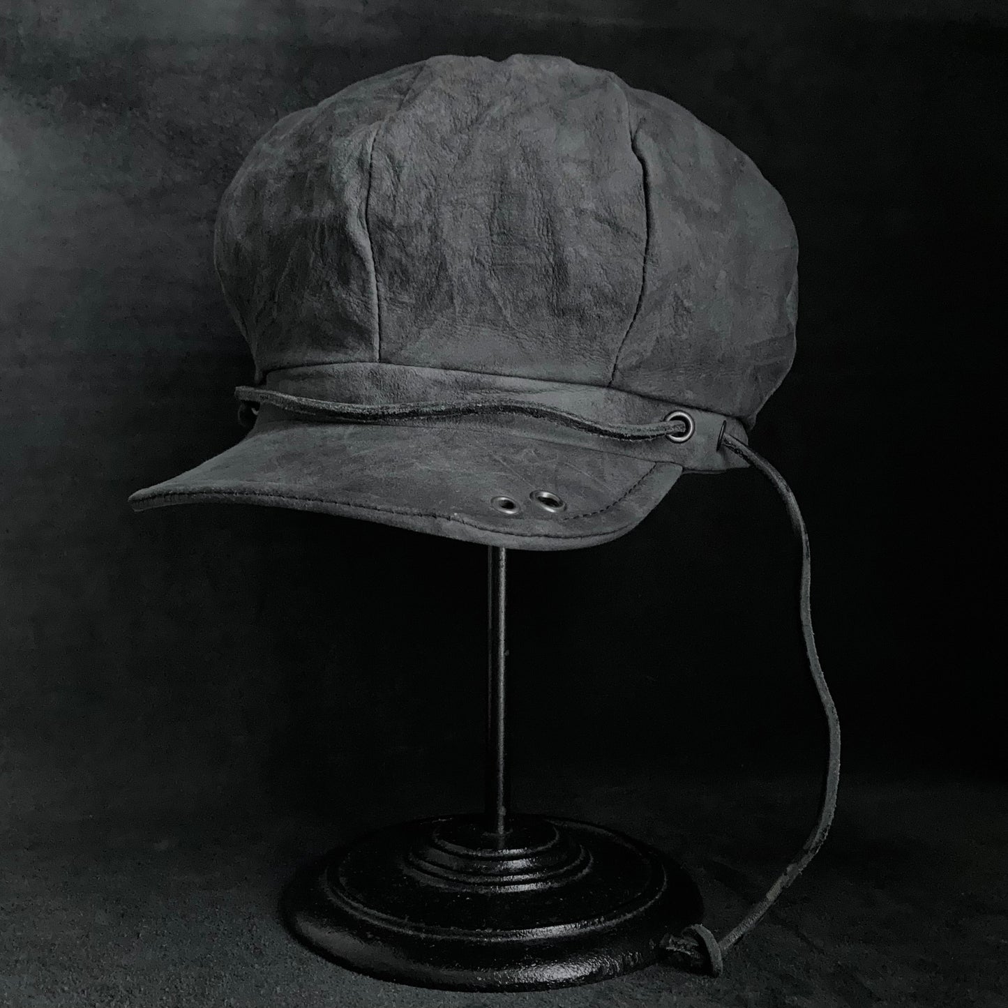 Uneven dark seabed leather cap