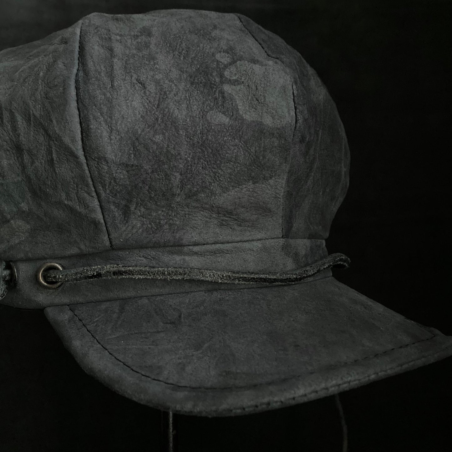 Uneven dark seabed leather cap