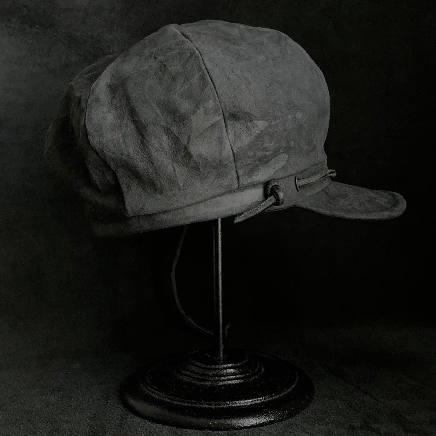 Uneven dark seabed leather cap