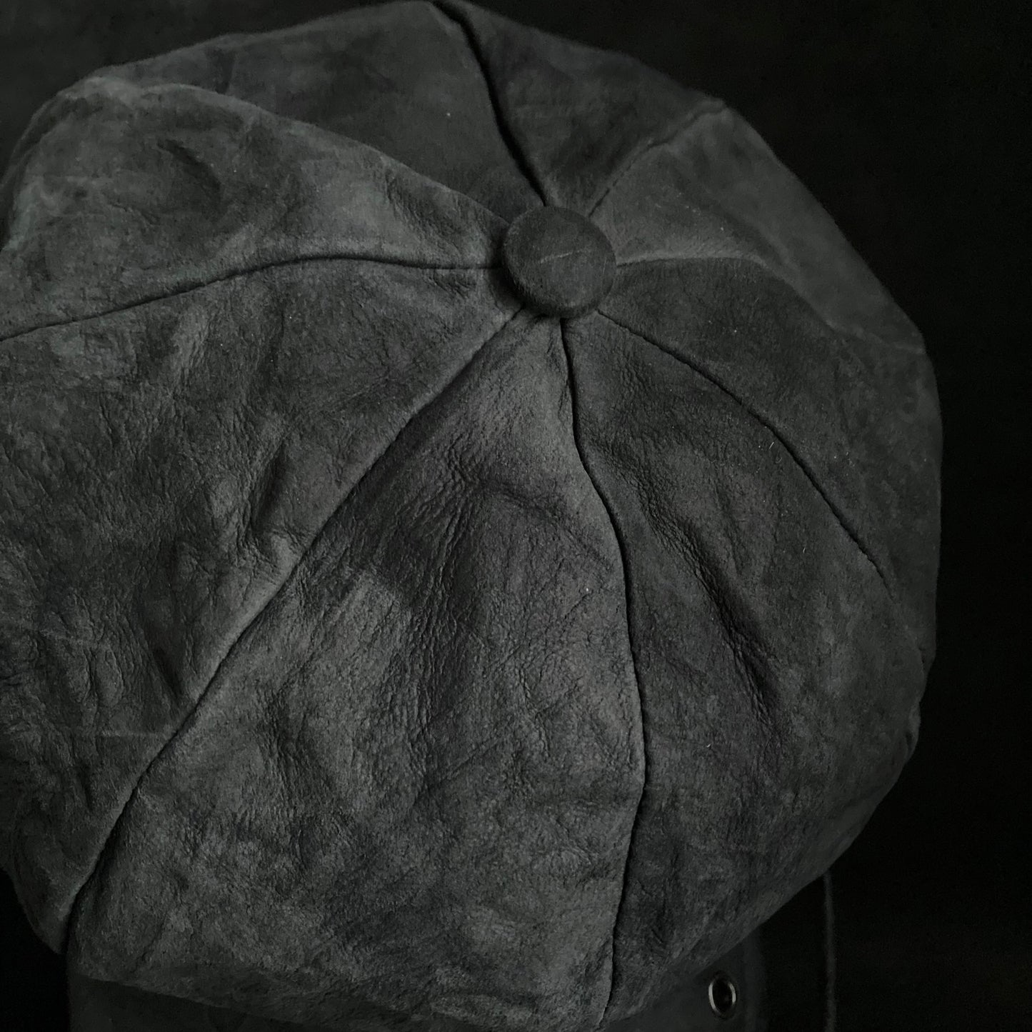 Uneven dark seabed leather cap