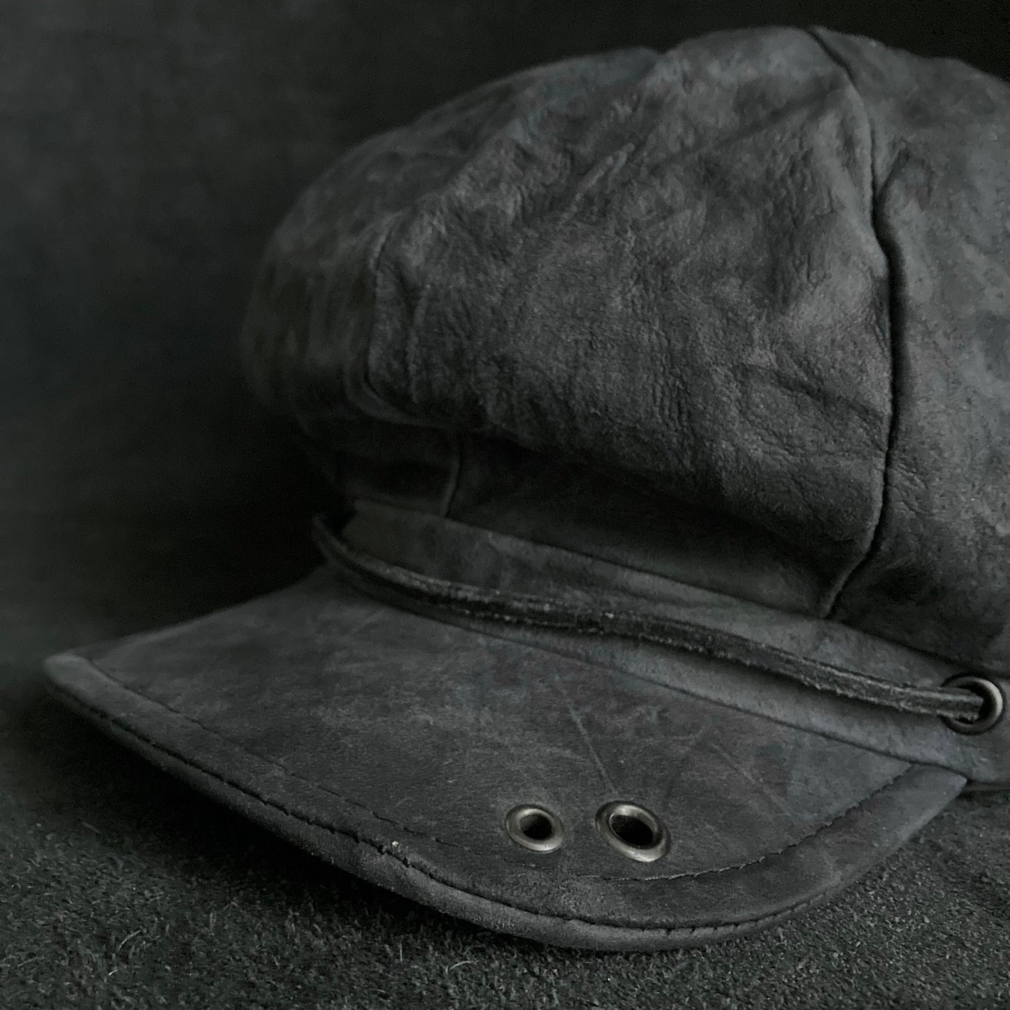 Uneven dark seabed leather cap