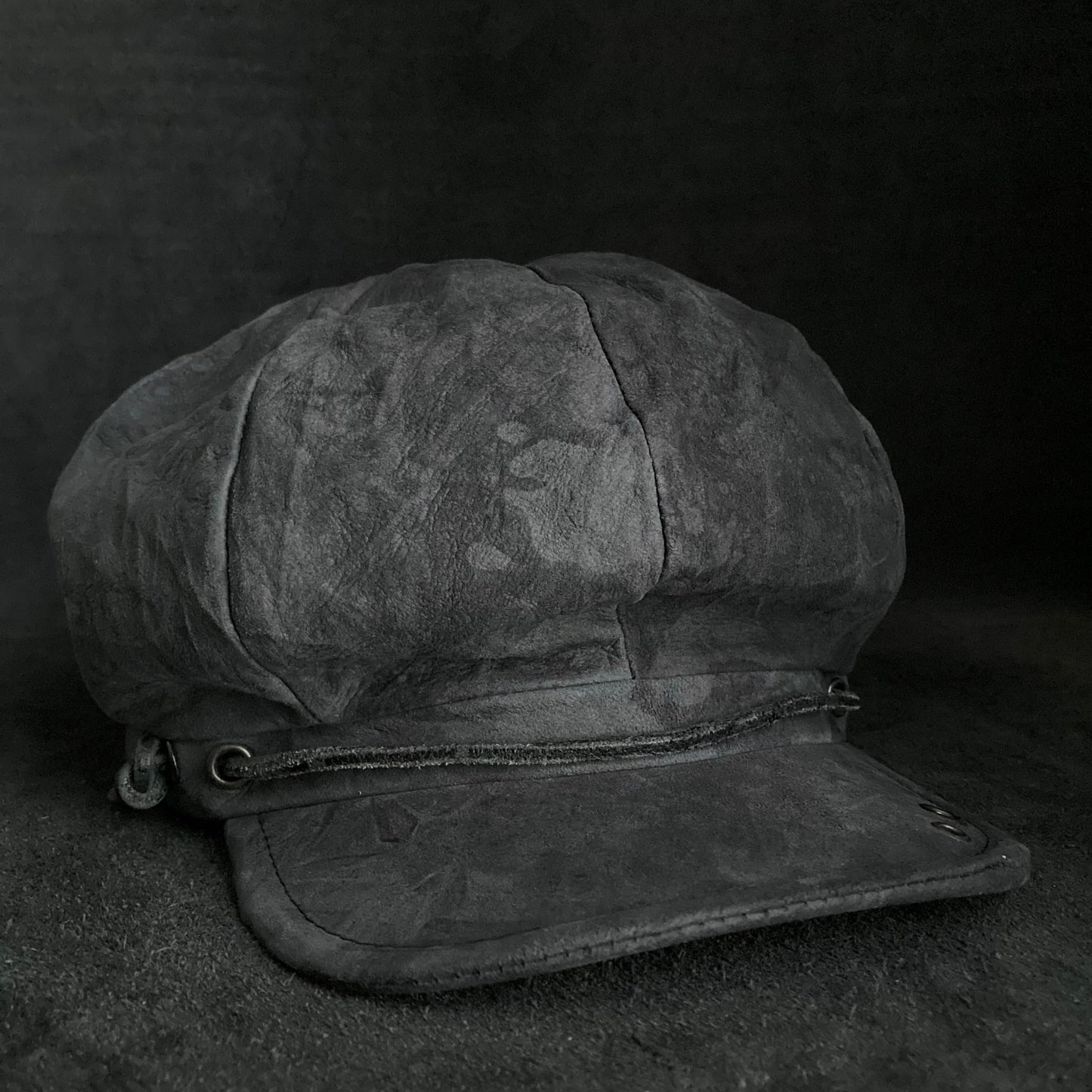 Uneven dark seabed leather cap