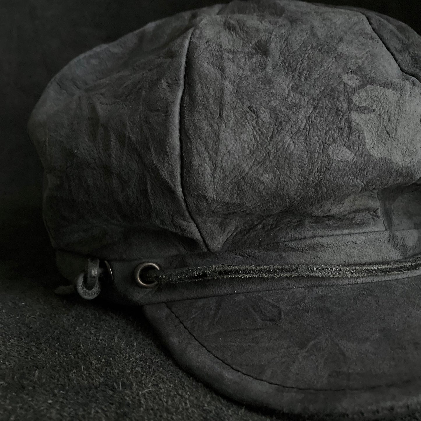 Uneven dark seabed leather cap