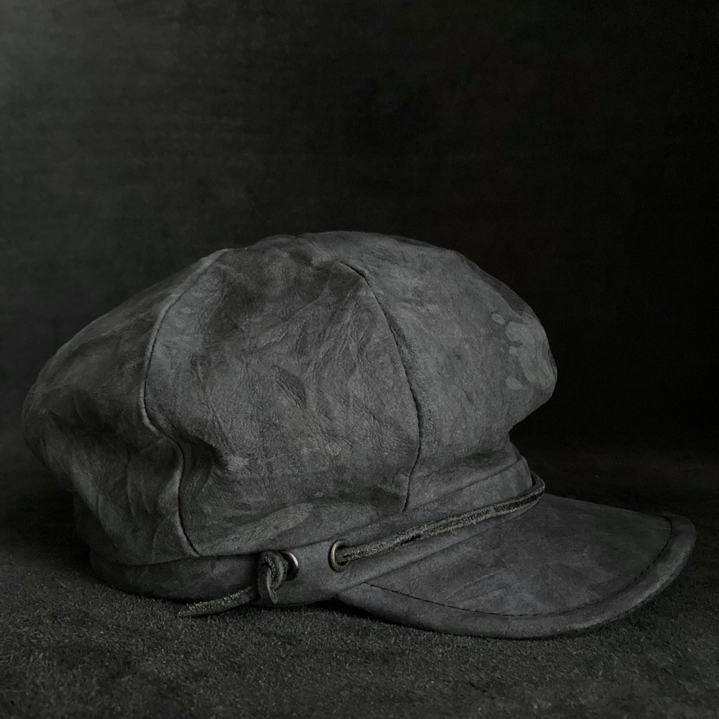 Uneven dark seabed leather cap