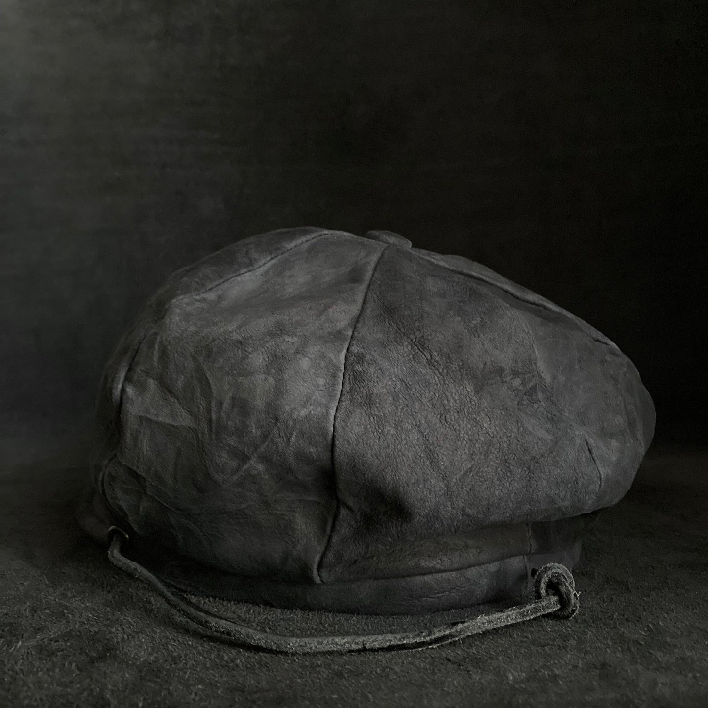 Uneven dark seabed leather cap