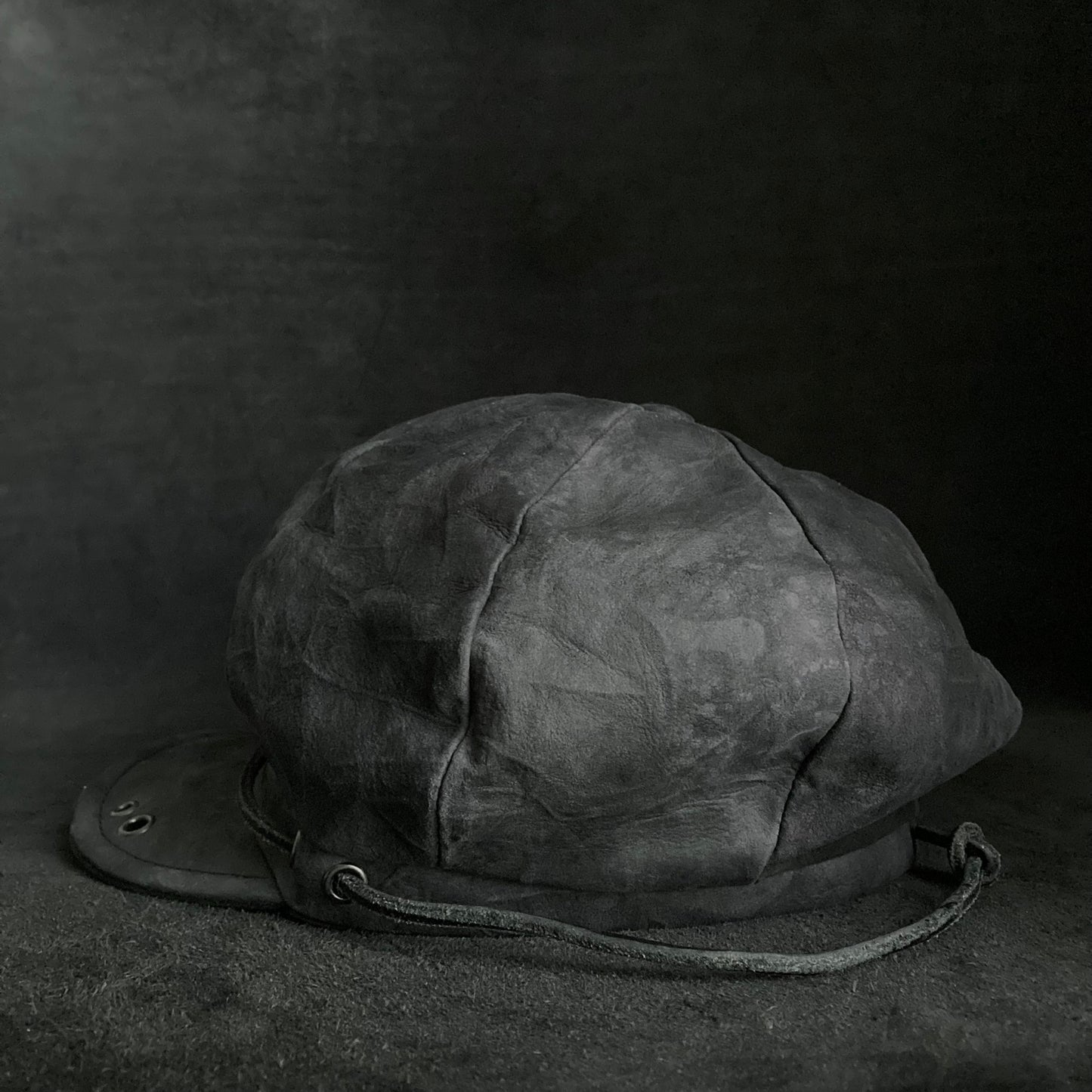 Uneven dark seabed leather cap