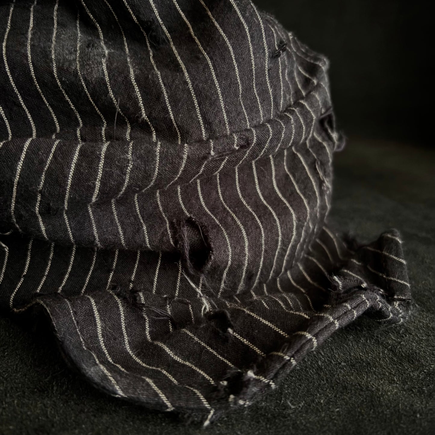 Yarn-dyed stripe damage turn cap
