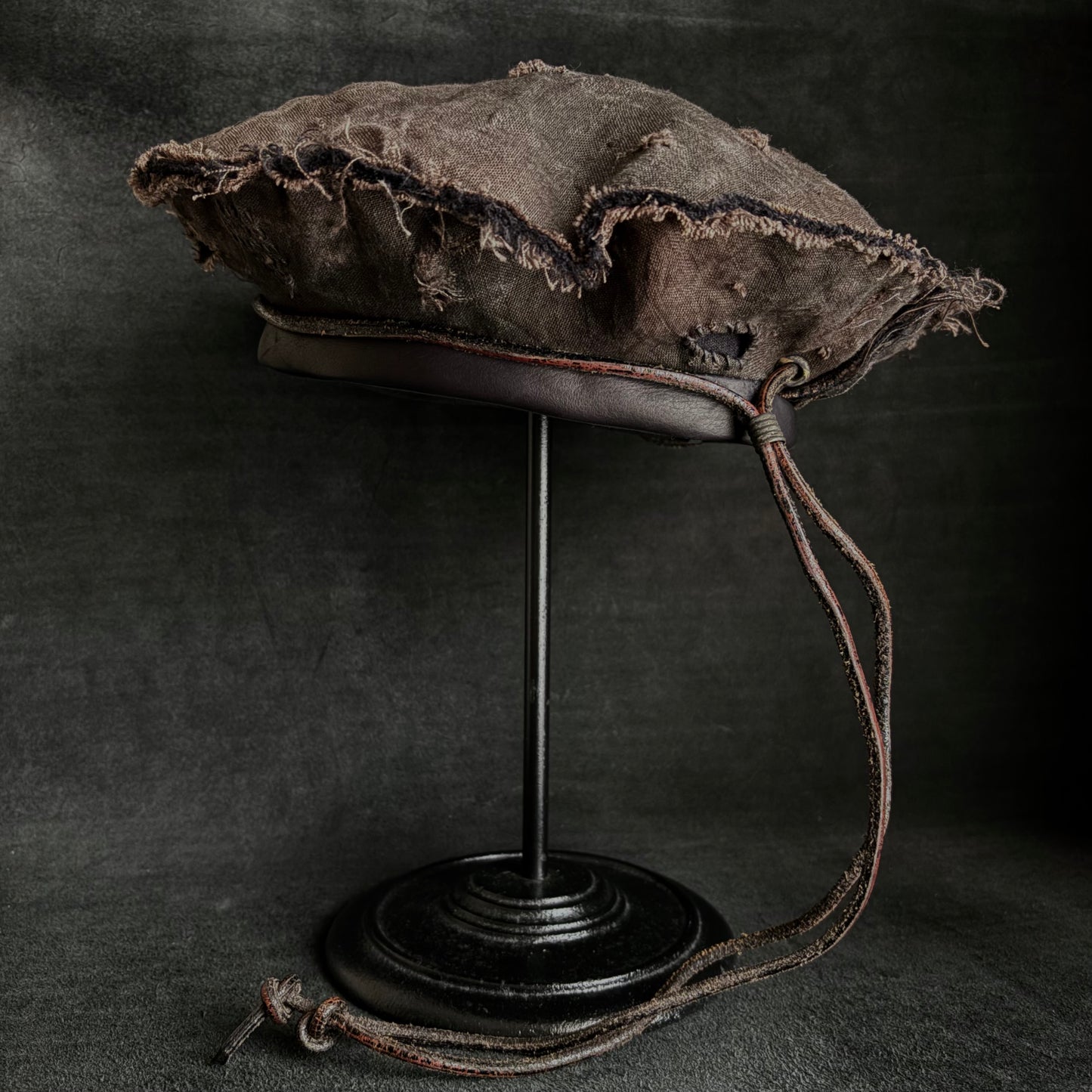 Uneven dyeing damage brown linen leather strap beret