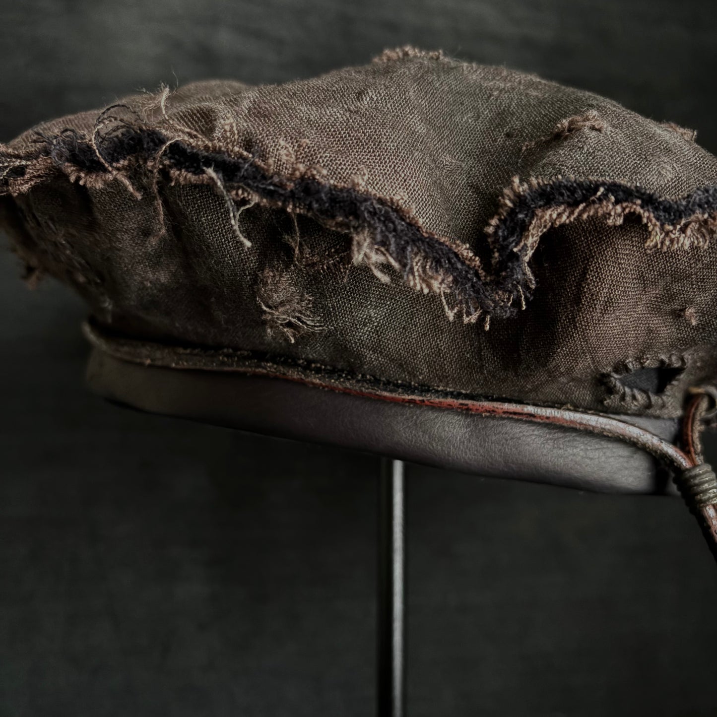 Uneven dyeing damage brown linen leather strap beret