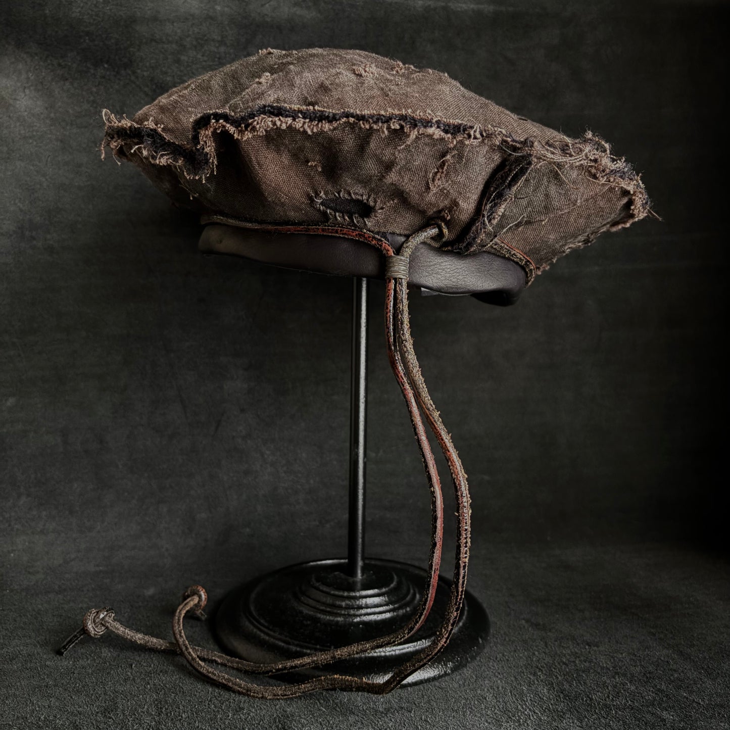 Uneven dyeing damage brown linen leather strap beret