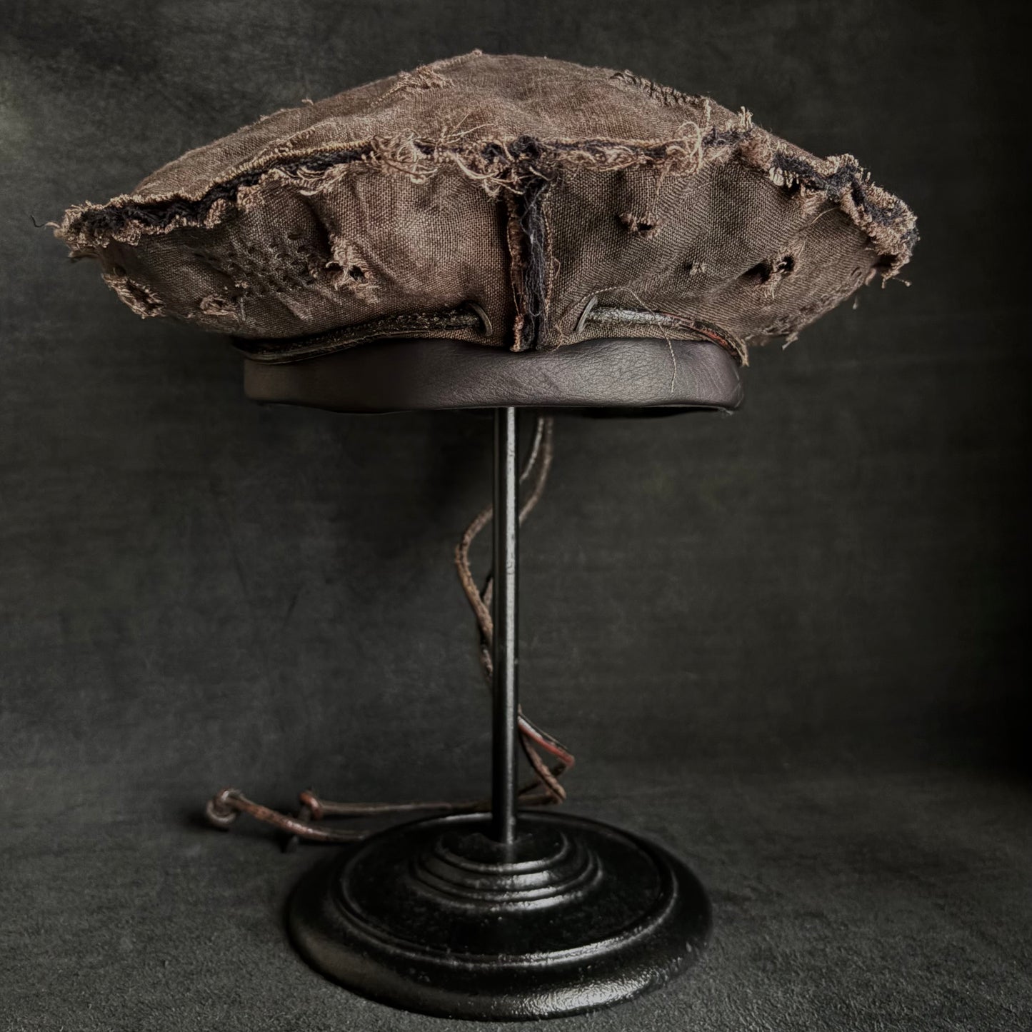 Uneven dyeing damage brown linen leather strap beret