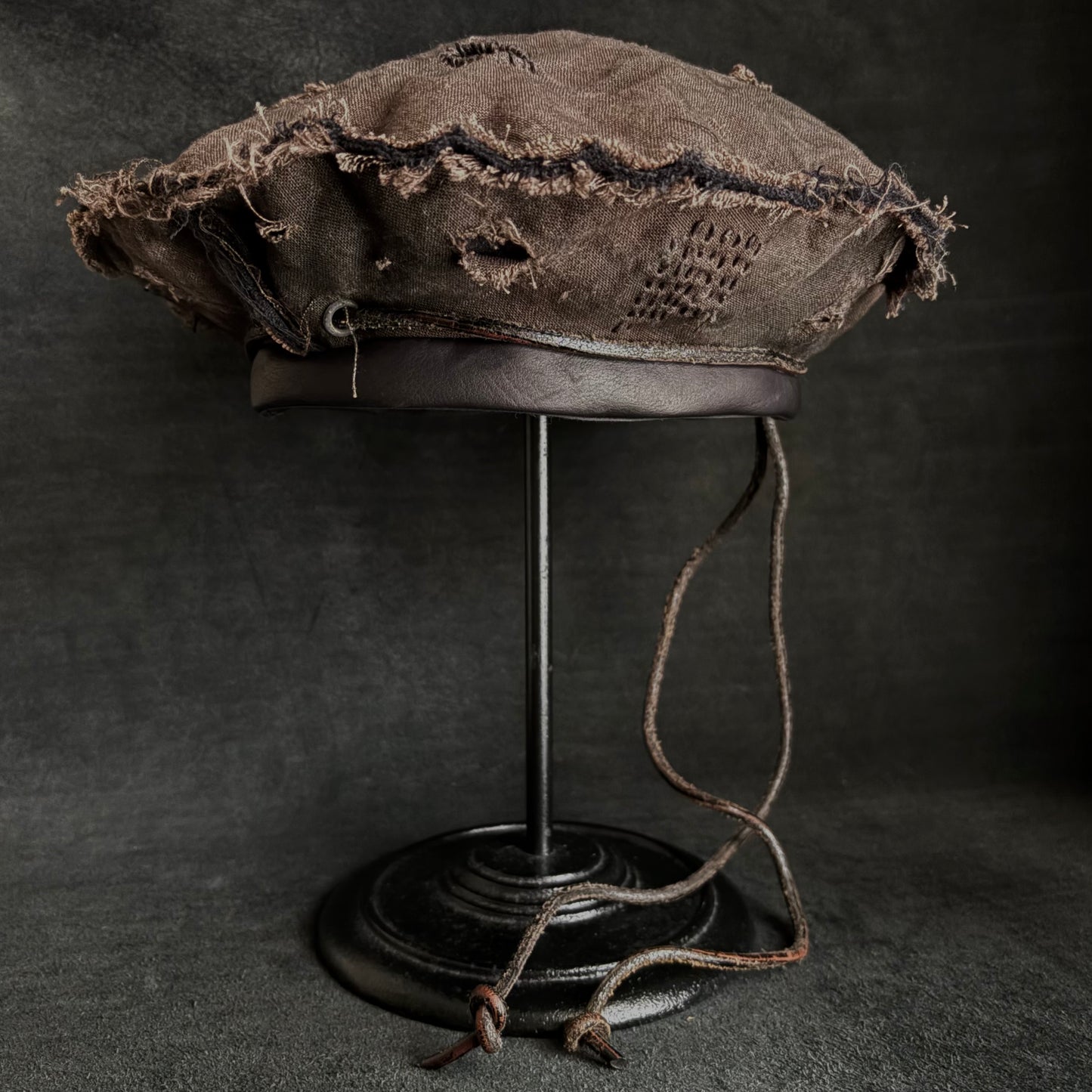 Uneven dyeing damage brown linen leather strap beret